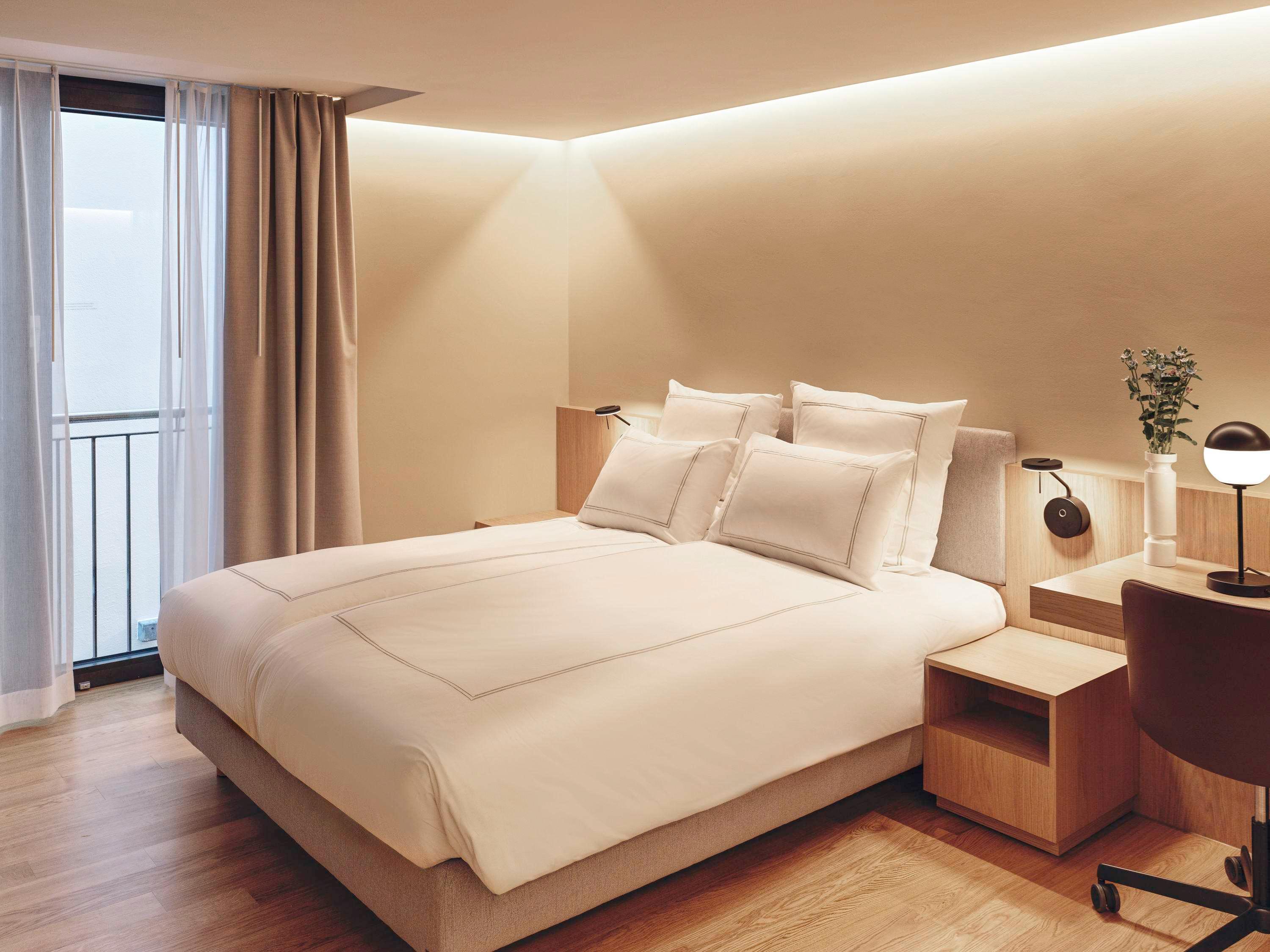 Double Classic Queen Bed