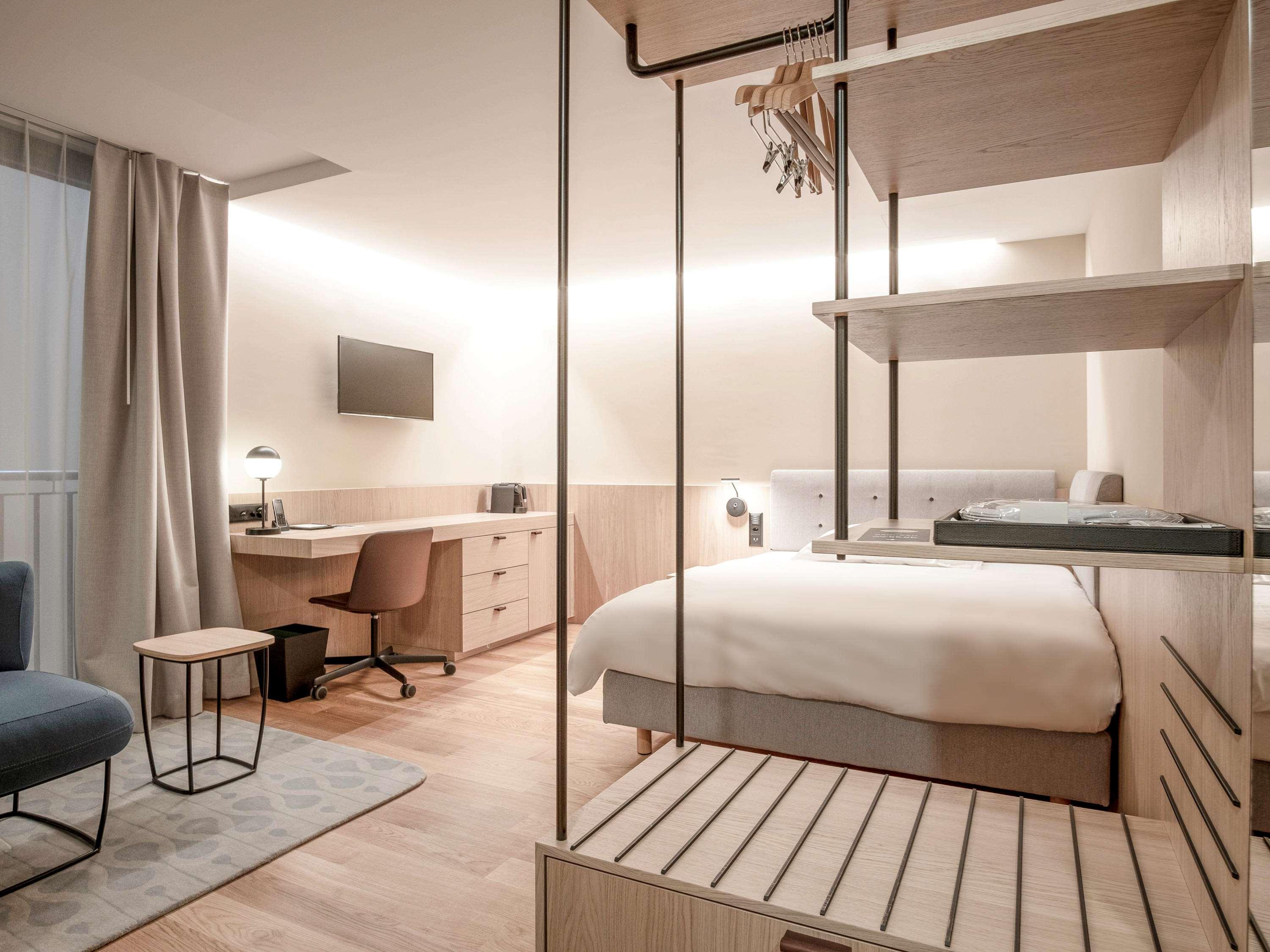 Double Classic Queen Bed