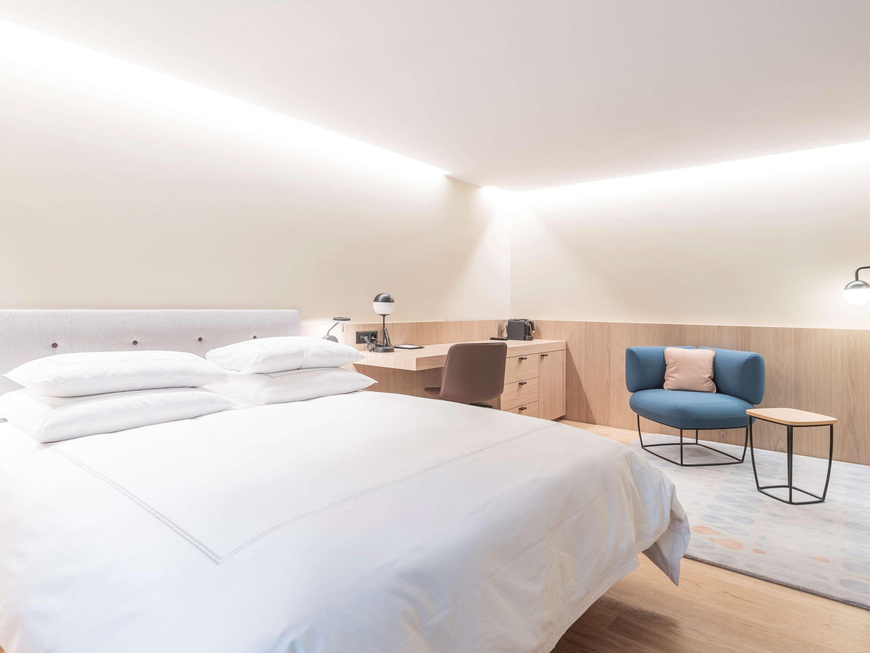 Double Classic Queen Bed