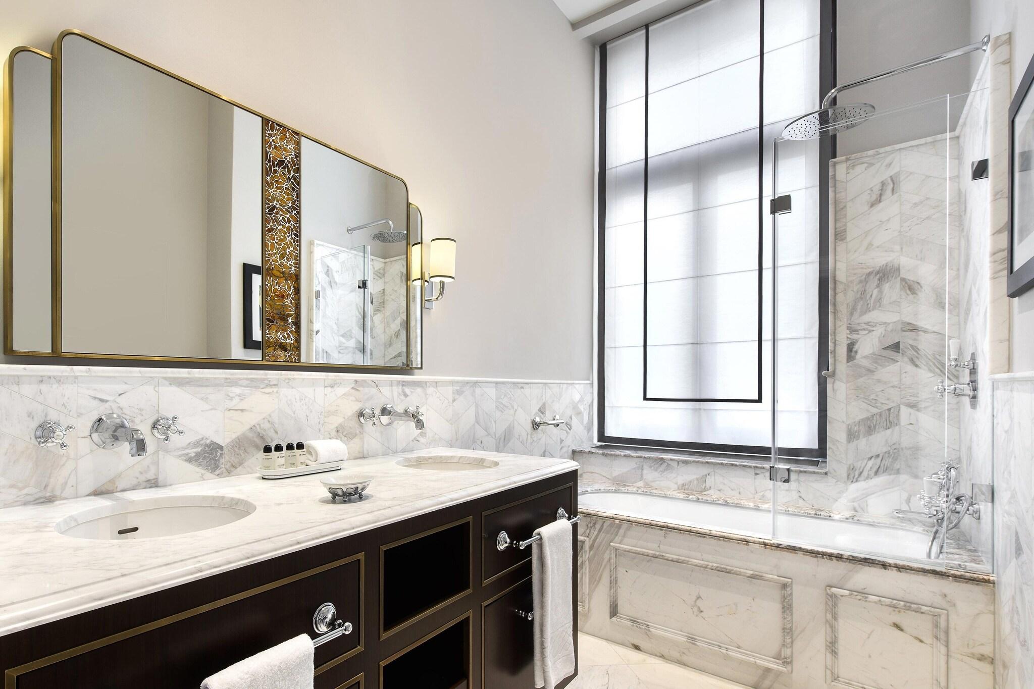 Double Classic Queen Bed