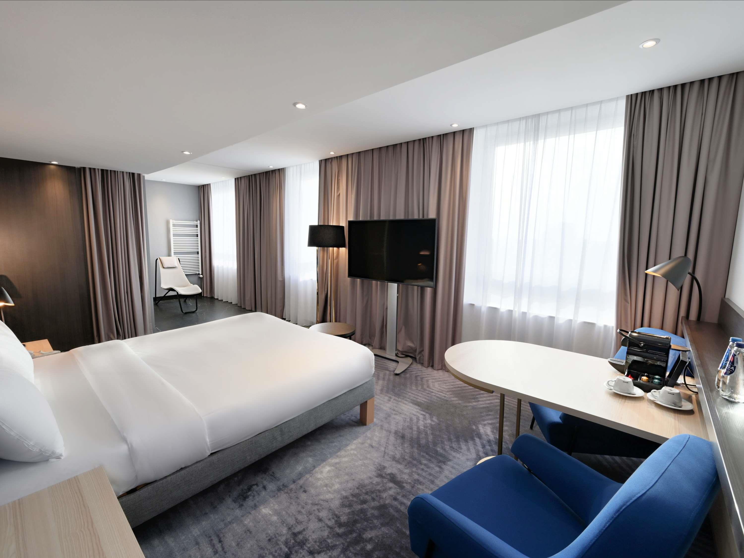 Junior Suite Queen Size Bed