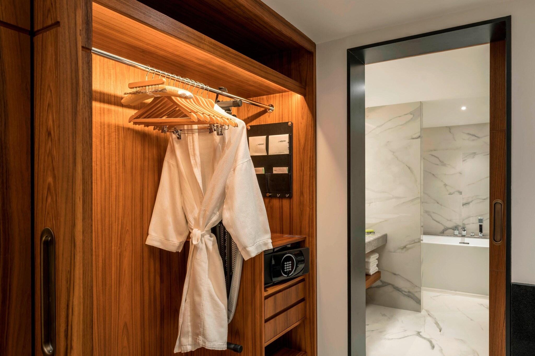 Suite Deluxe King Bed