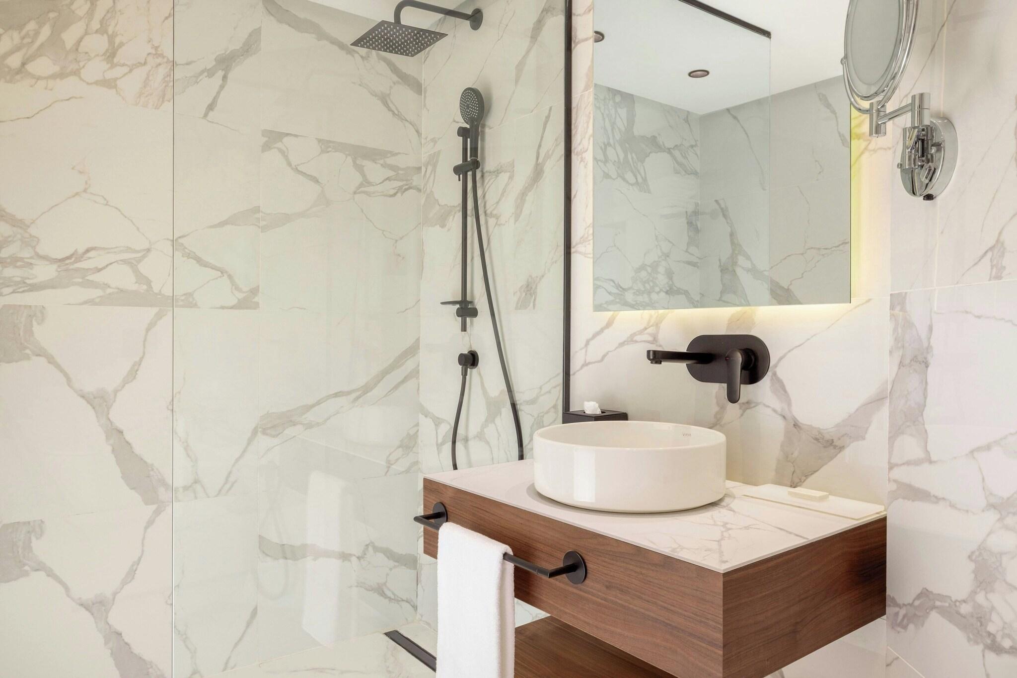 Double Garden View King Bed