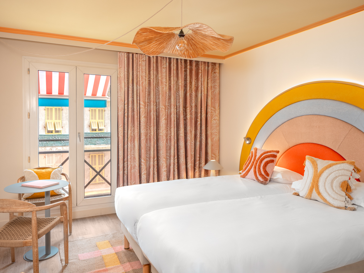 Twin Four Bedrooms One Bathroom