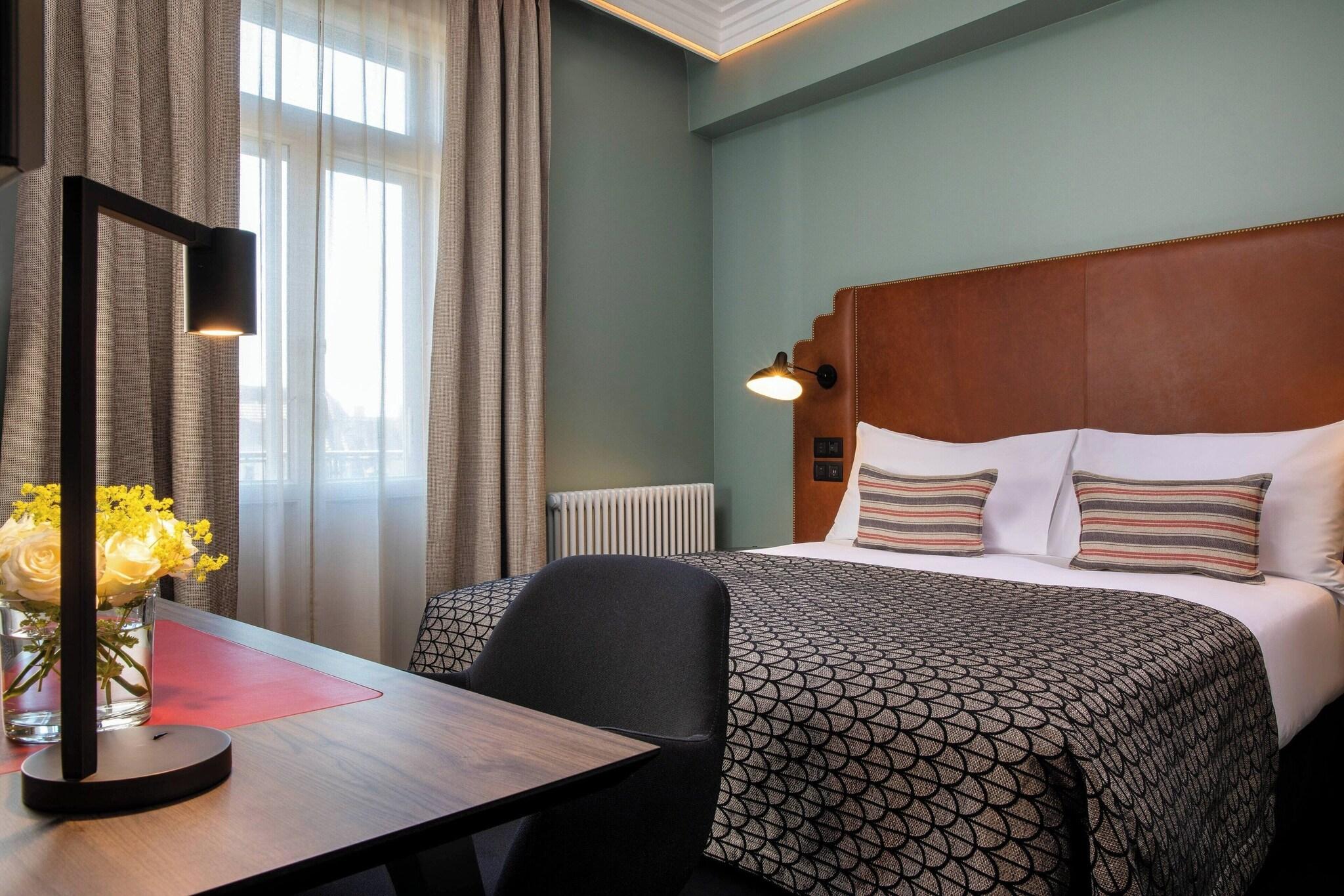 Junior Suite Queen Size Bed