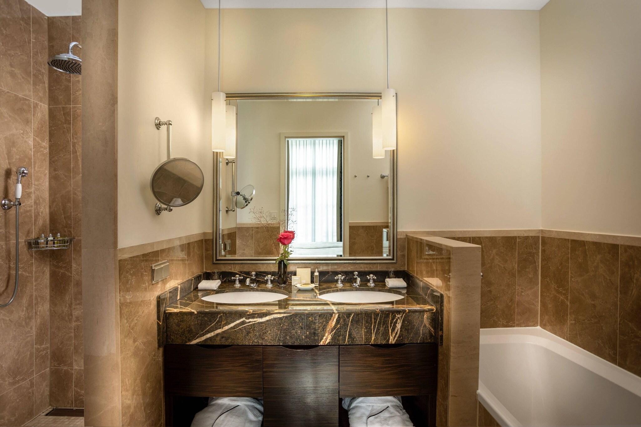 Double Deluxe King Bed