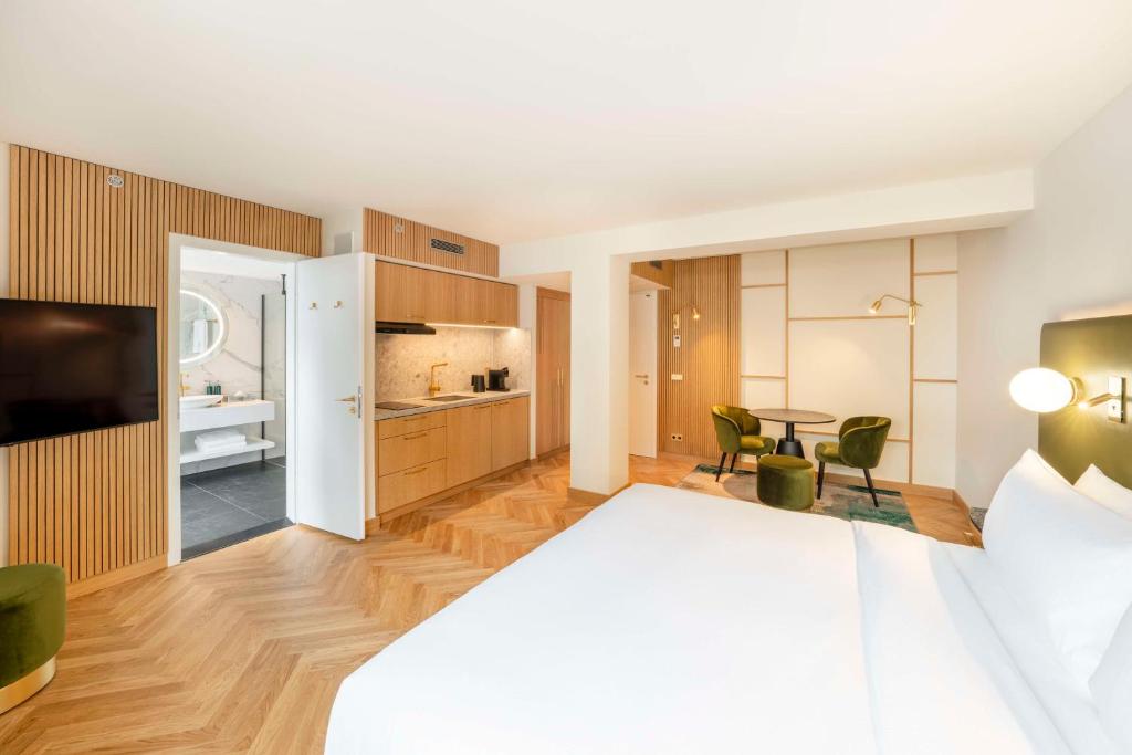 Studio King Size Bed