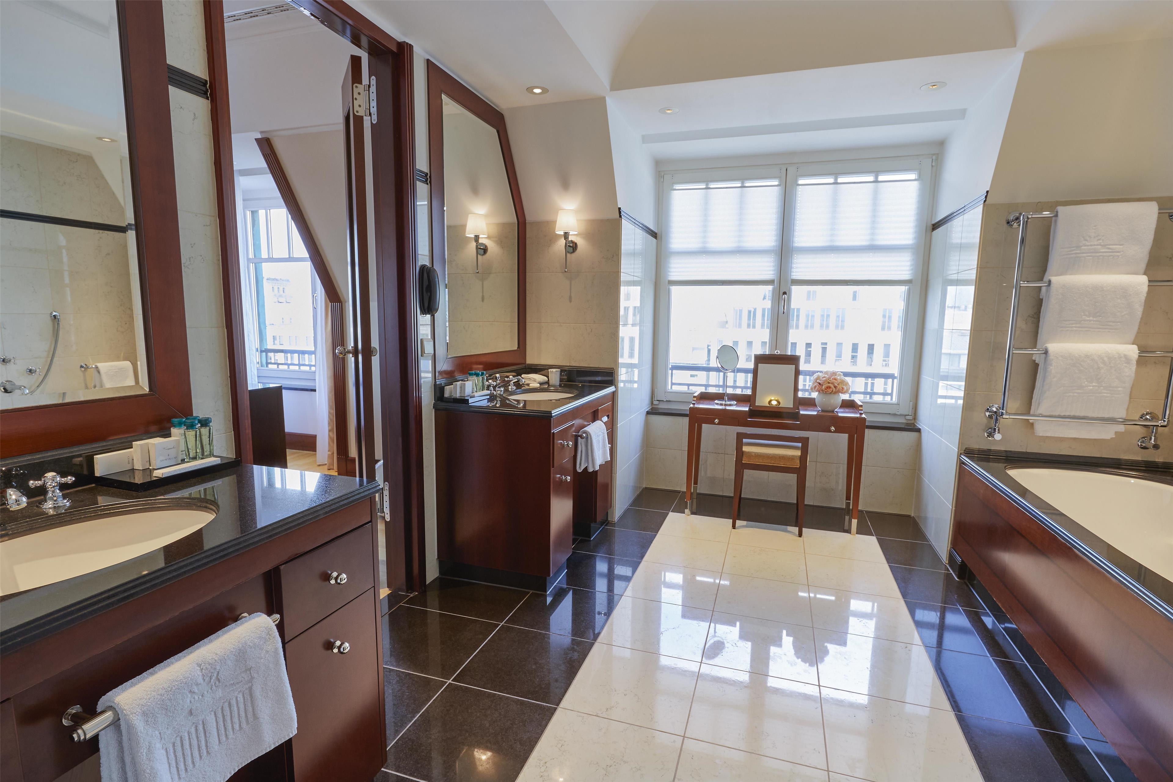 Suite Deluxe King Bed