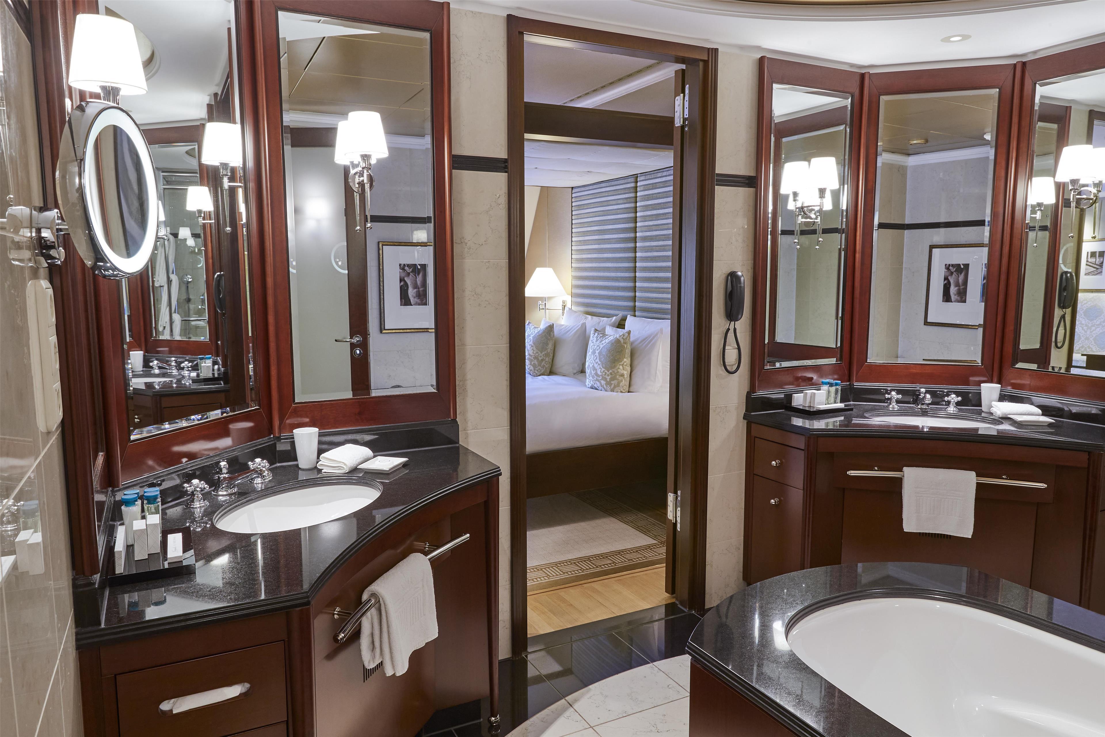 Suite Deluxe King Bed