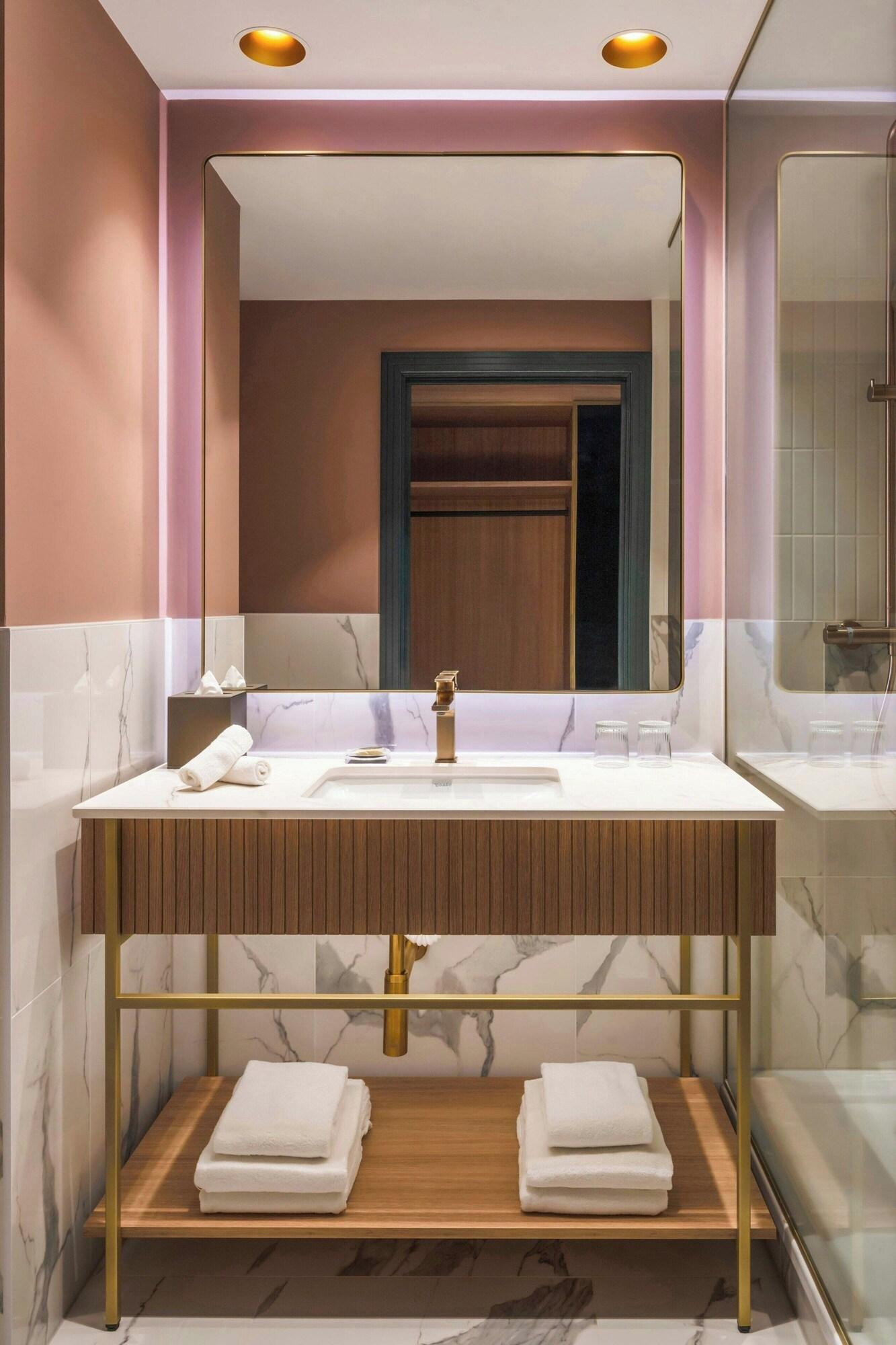 Double Deluxe King Bed