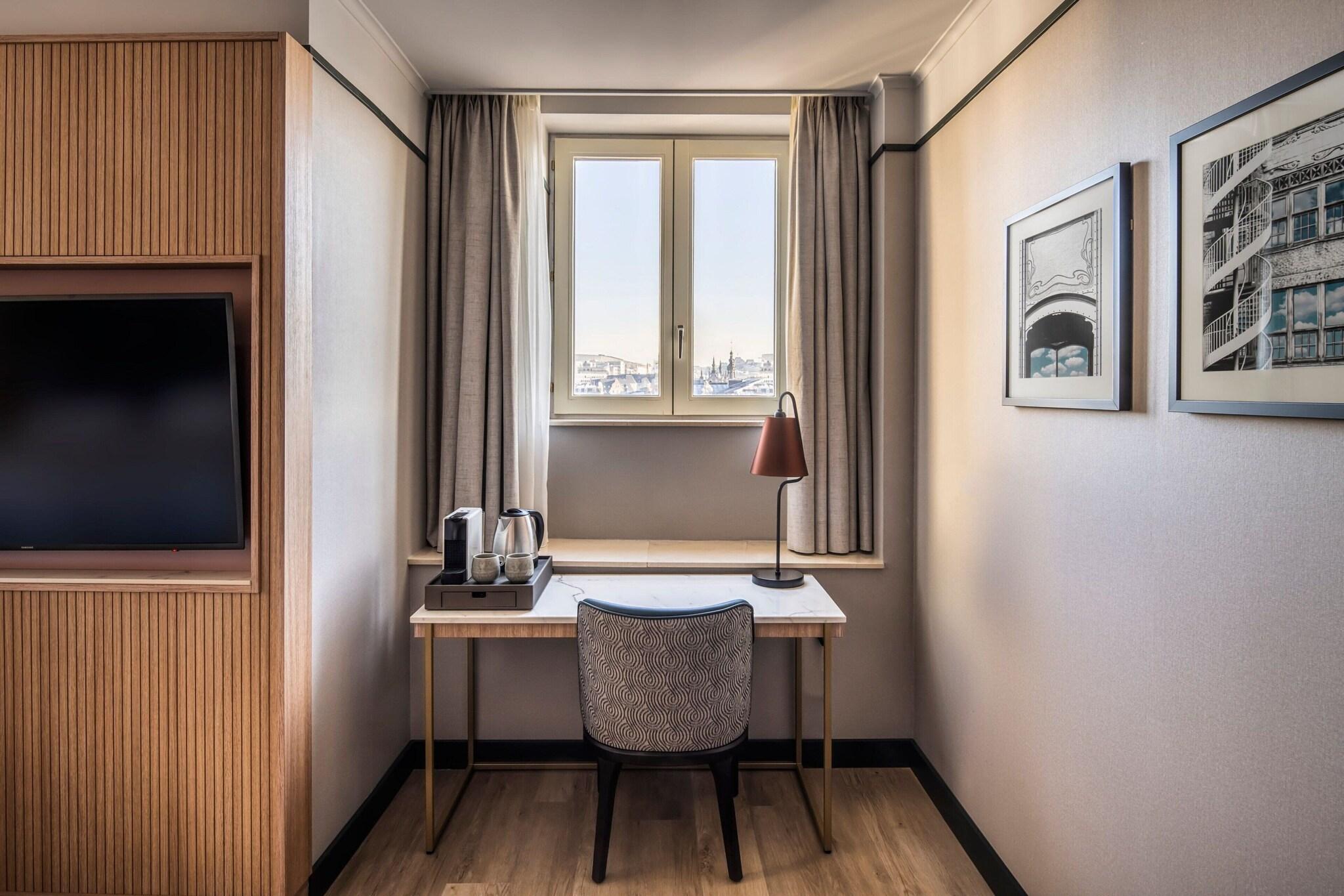 Double Club King Bed