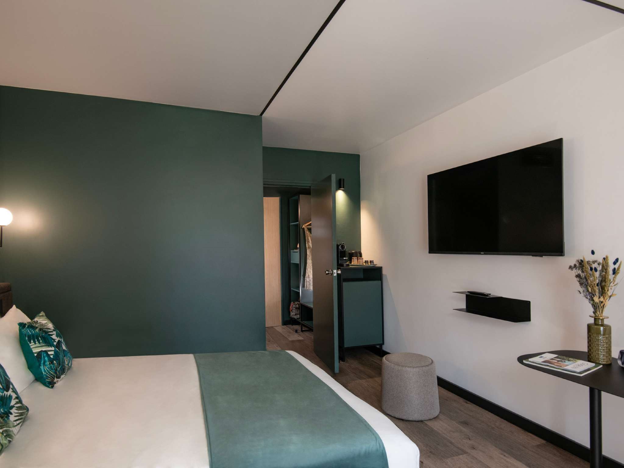 Double Executive Queen Bed