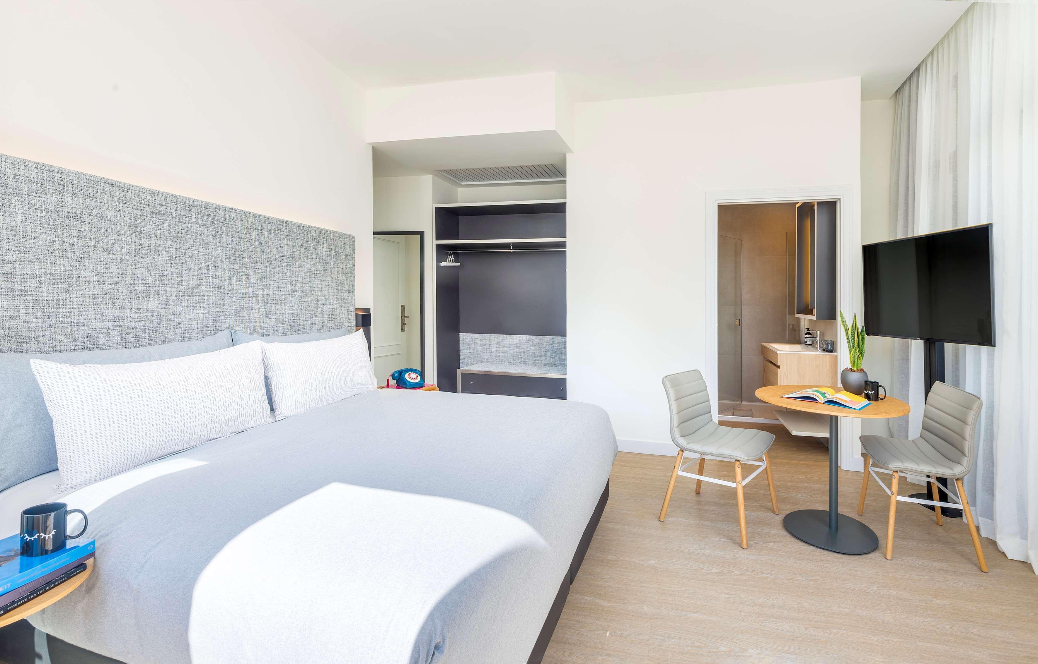 Room Connecting Room