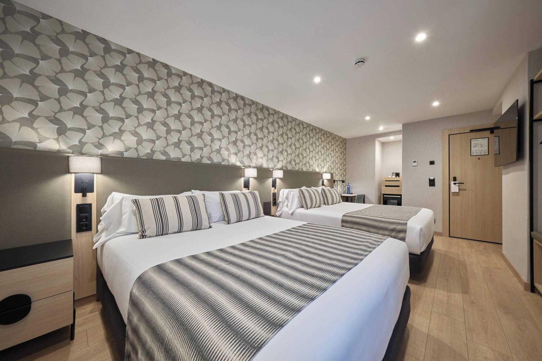 Family Room Deluxe Queen Bed