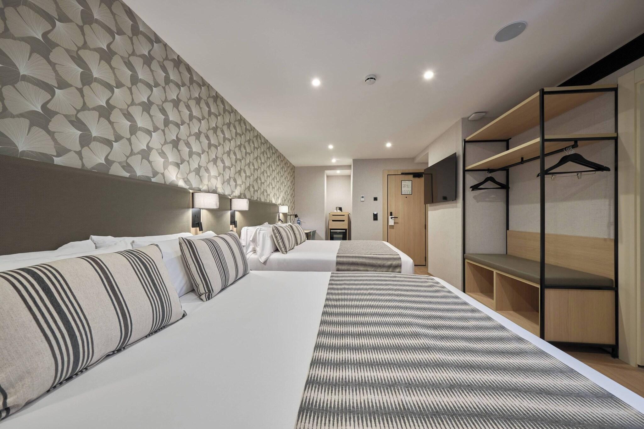 Family Room Deluxe Queen Bed