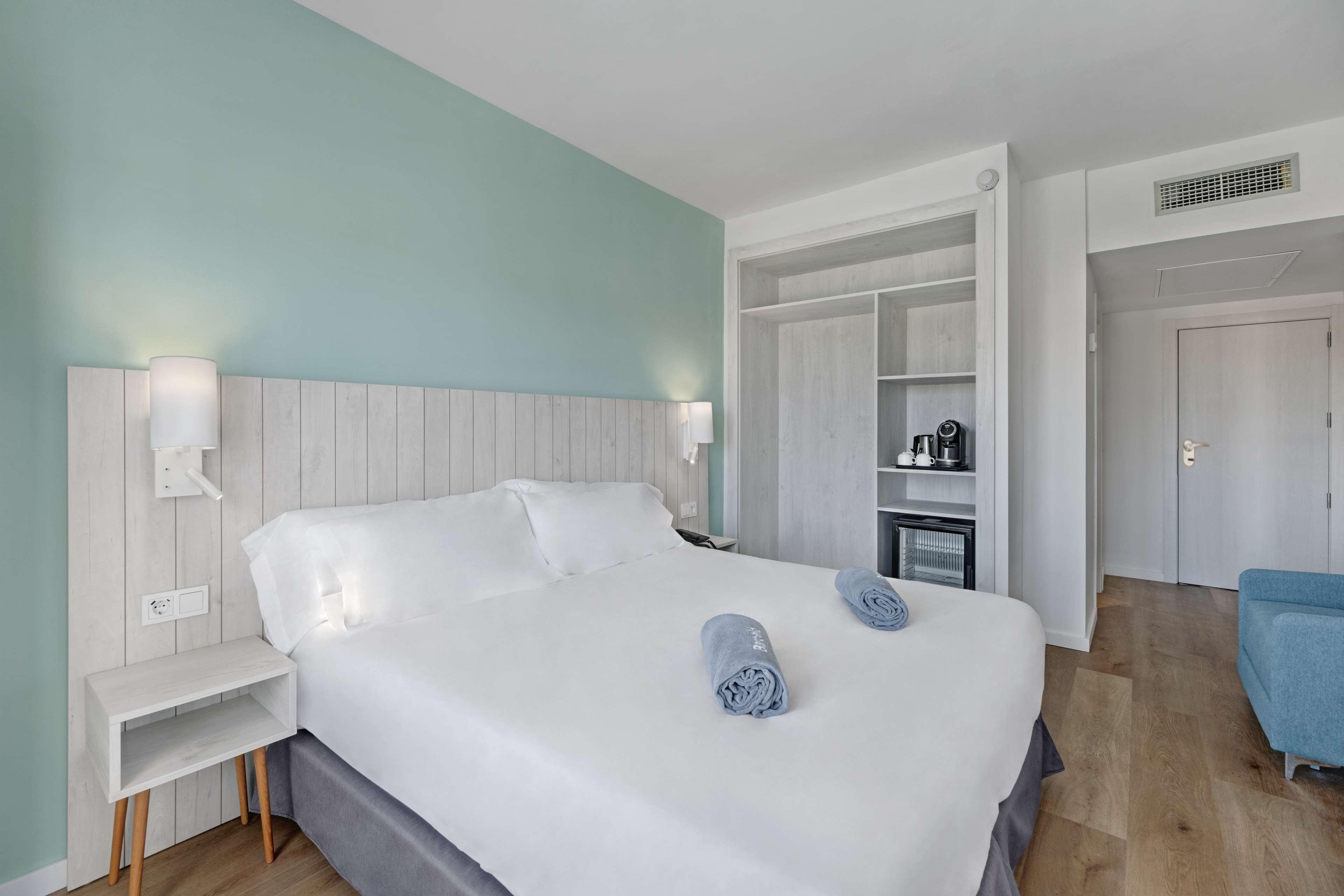 Room Connecting Room