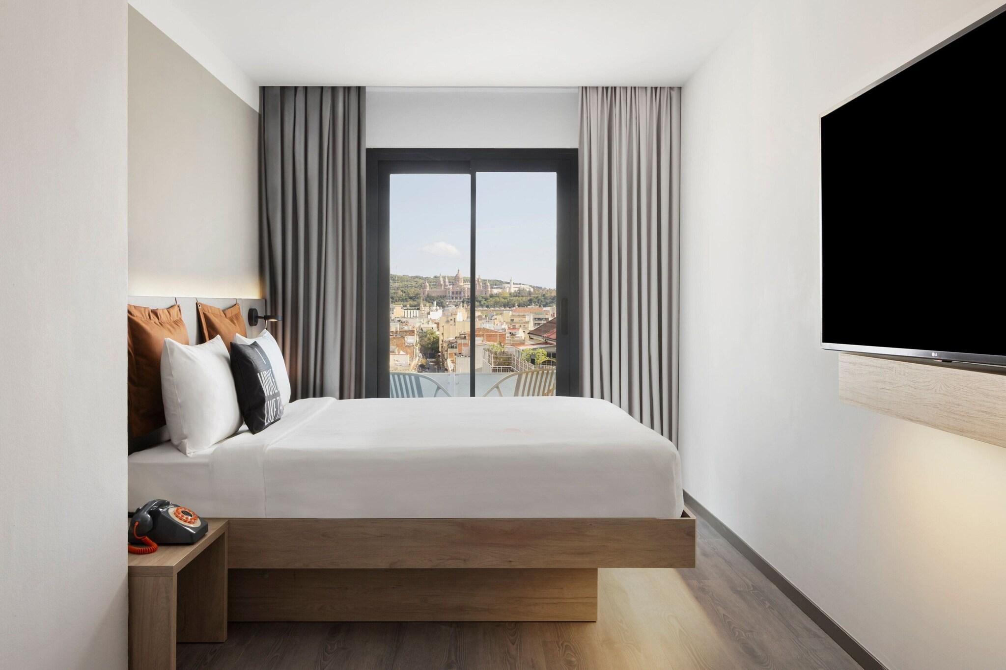 Double City View Queen Bed