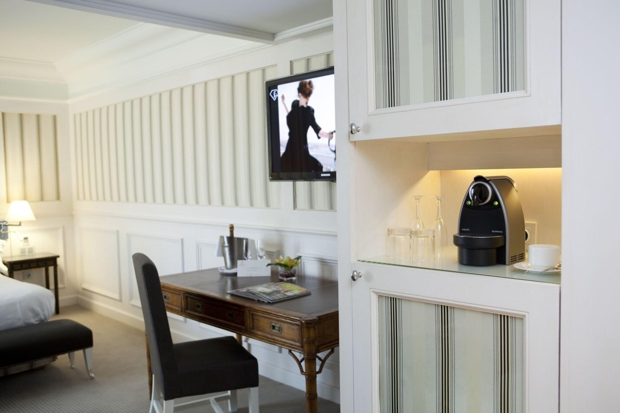 Family Room King Size Bed