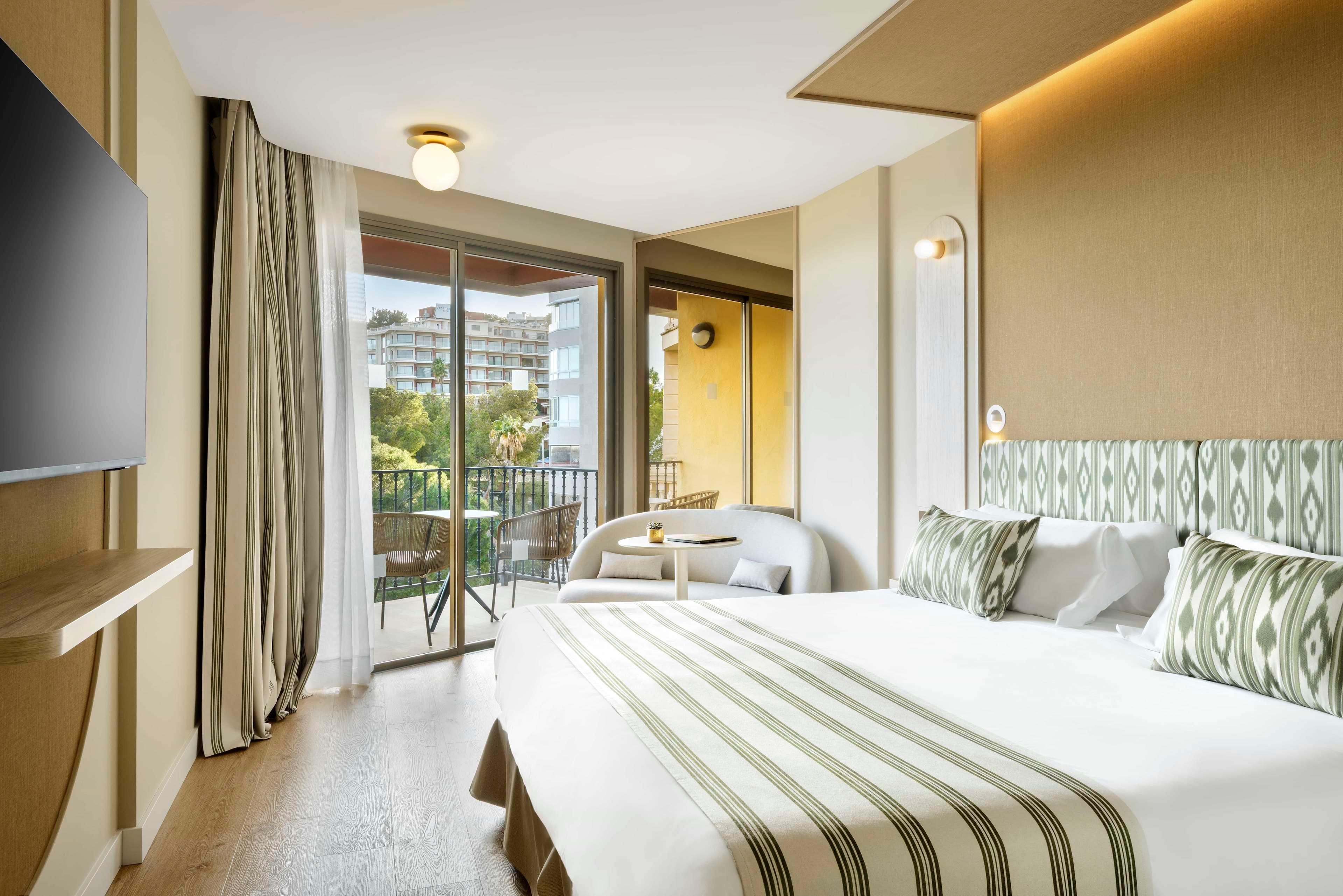 Double or Twin Superior Side Sea View