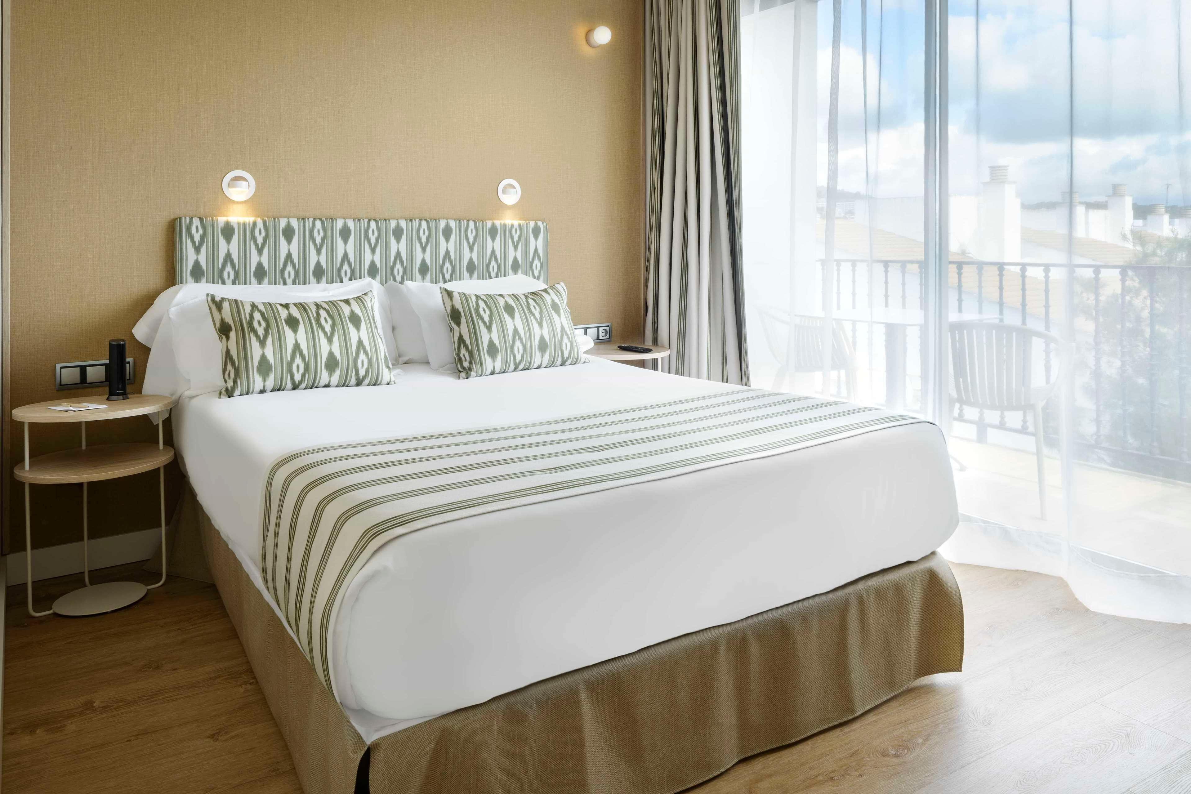 Double or Twin Superior Side Sea View