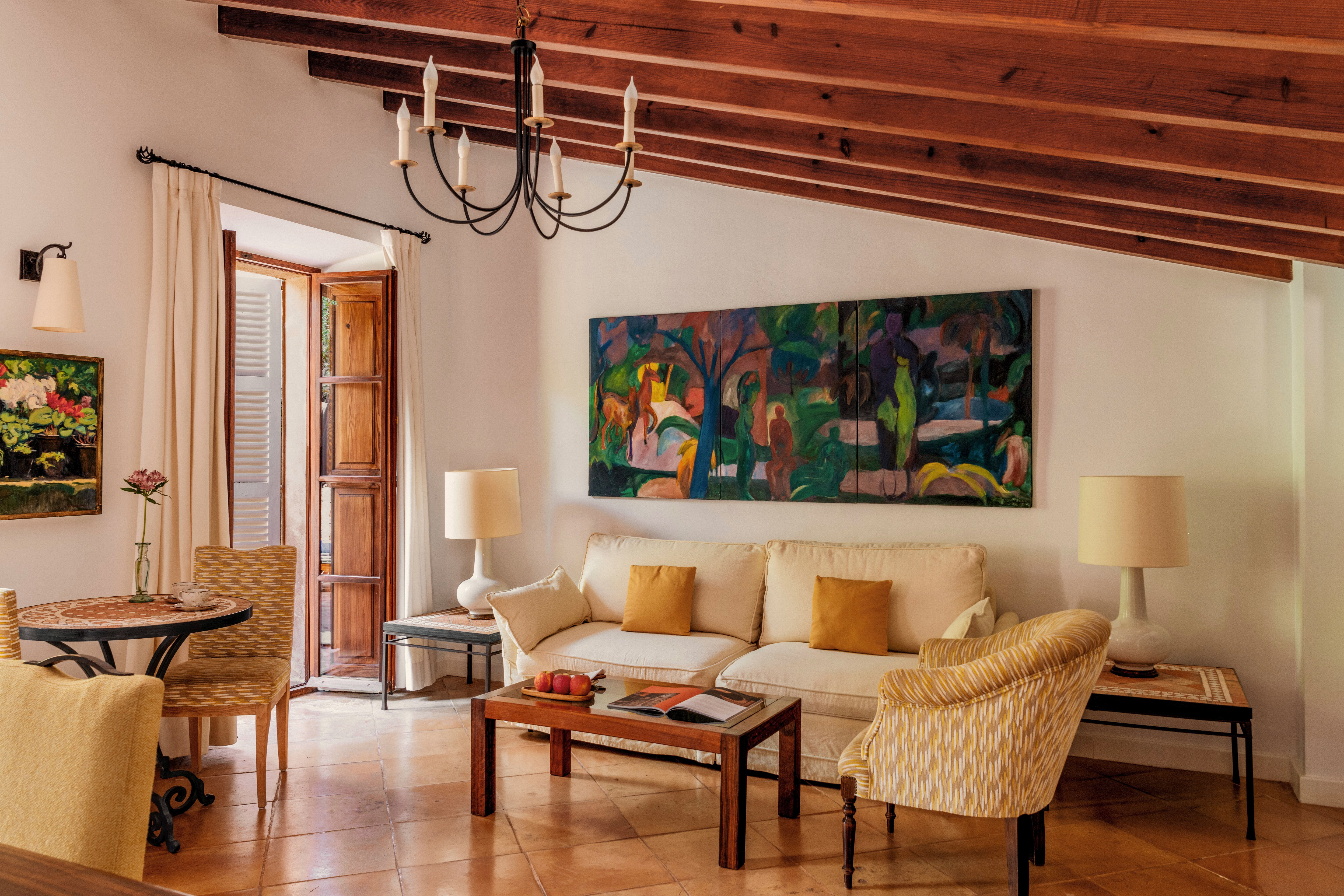 Junior Suite Queen Size Bed