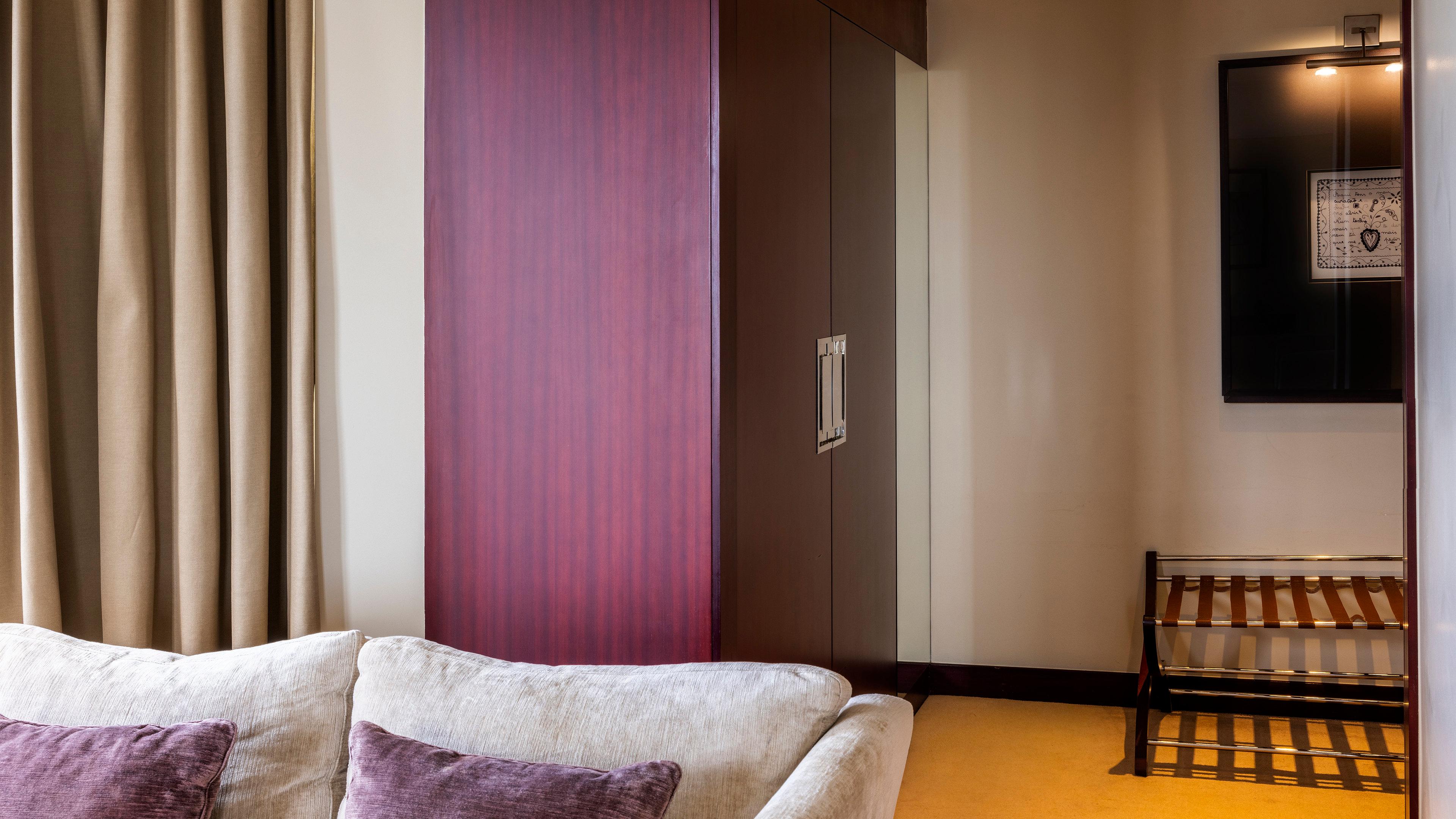 Junior Suite Queen Size Bed