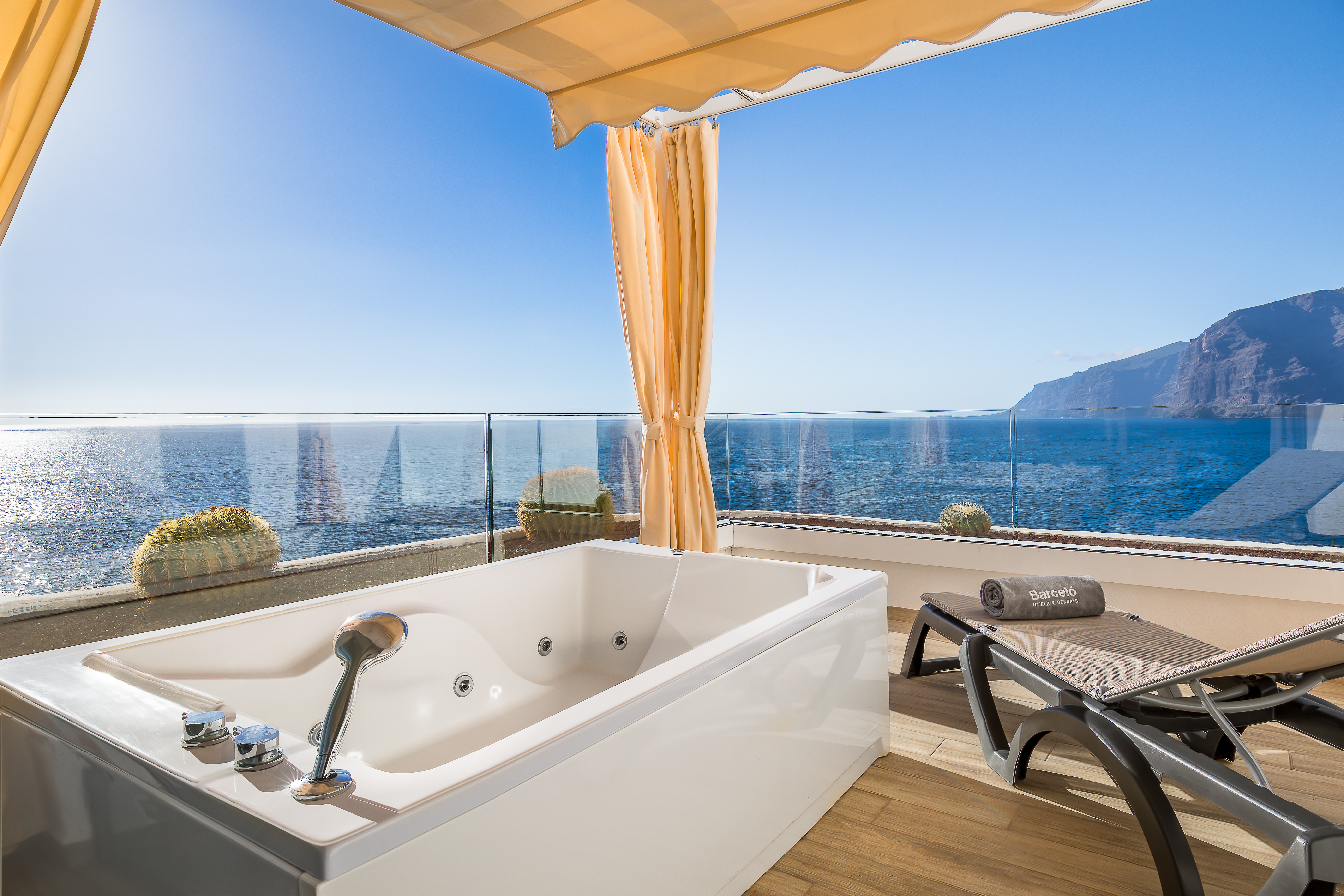 Double or Twin Deluxe Sea View