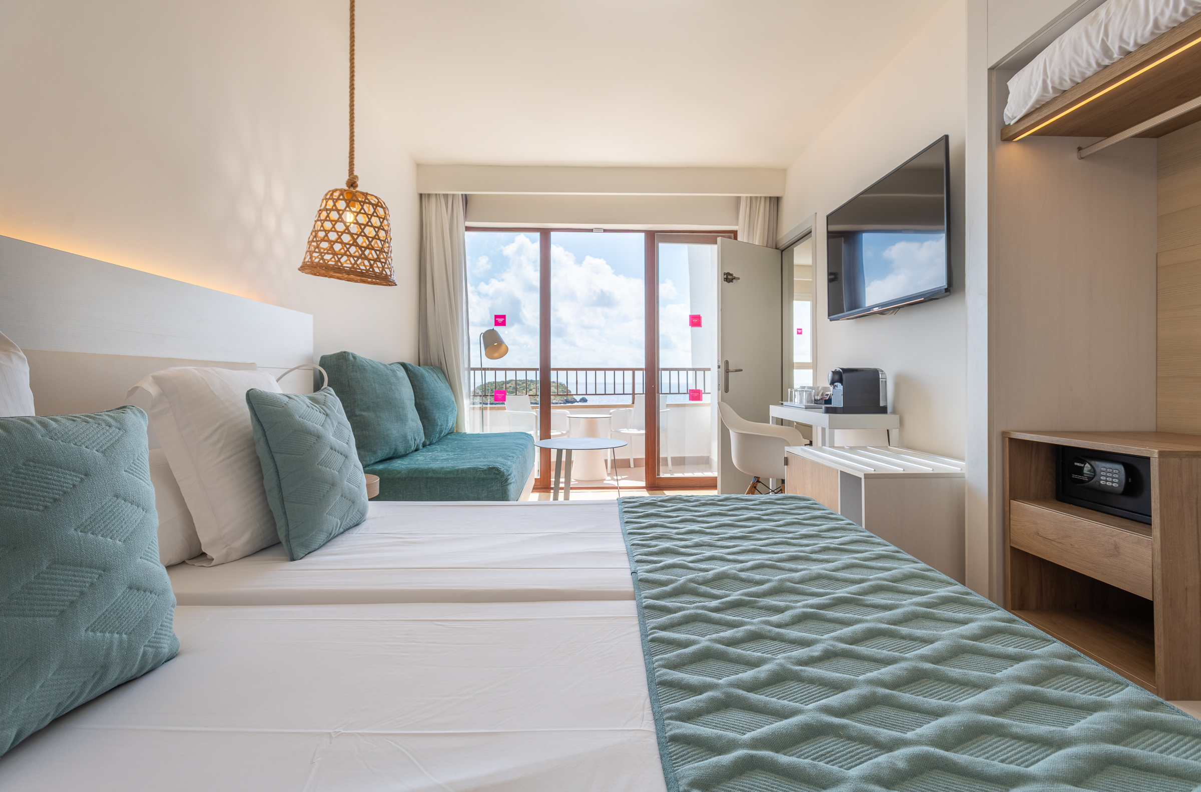 Quadruple Deluxe Sea View