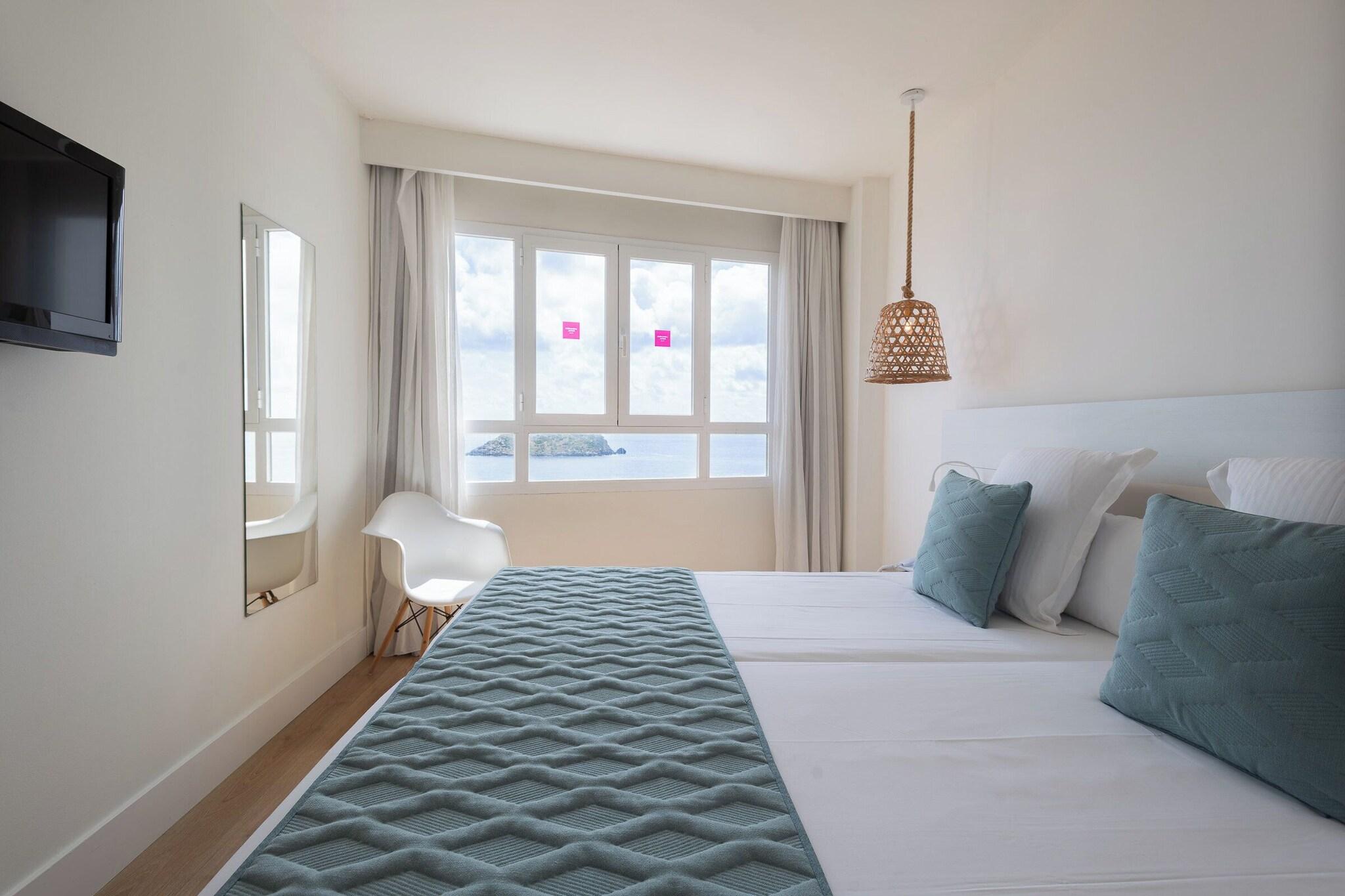 Twin Deluxe with Views