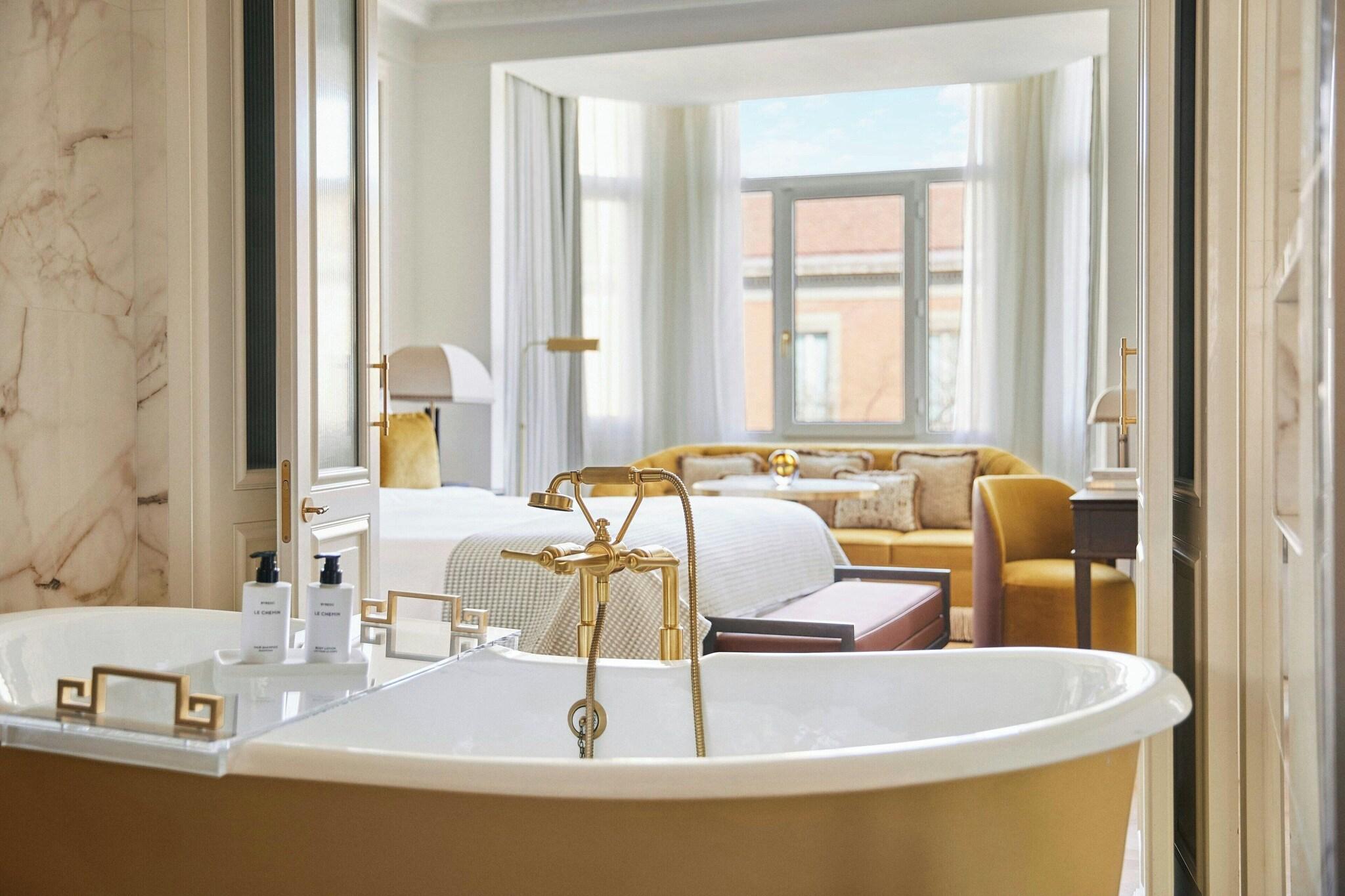 Suite King Size Bed