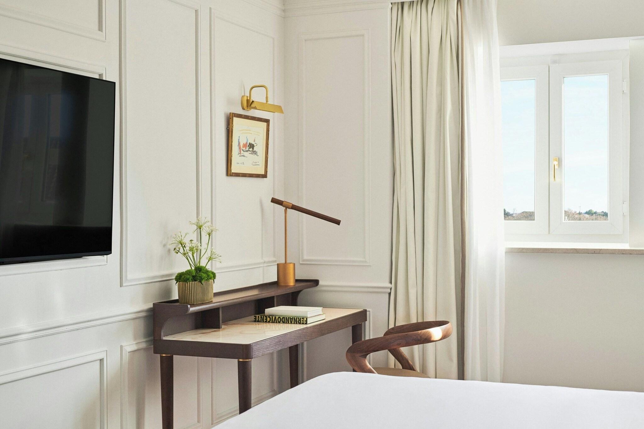 Suite King Size Bed