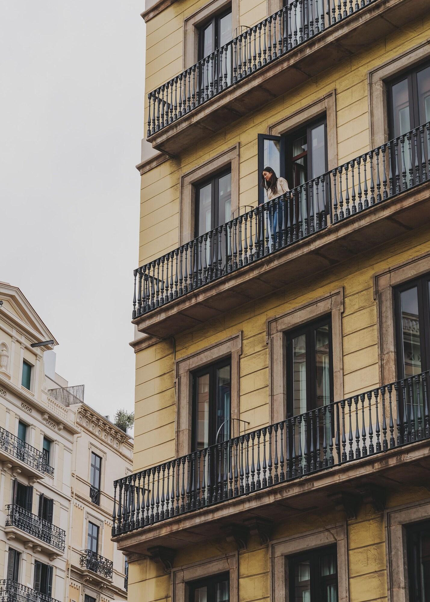 Double Single City View Queen Bed