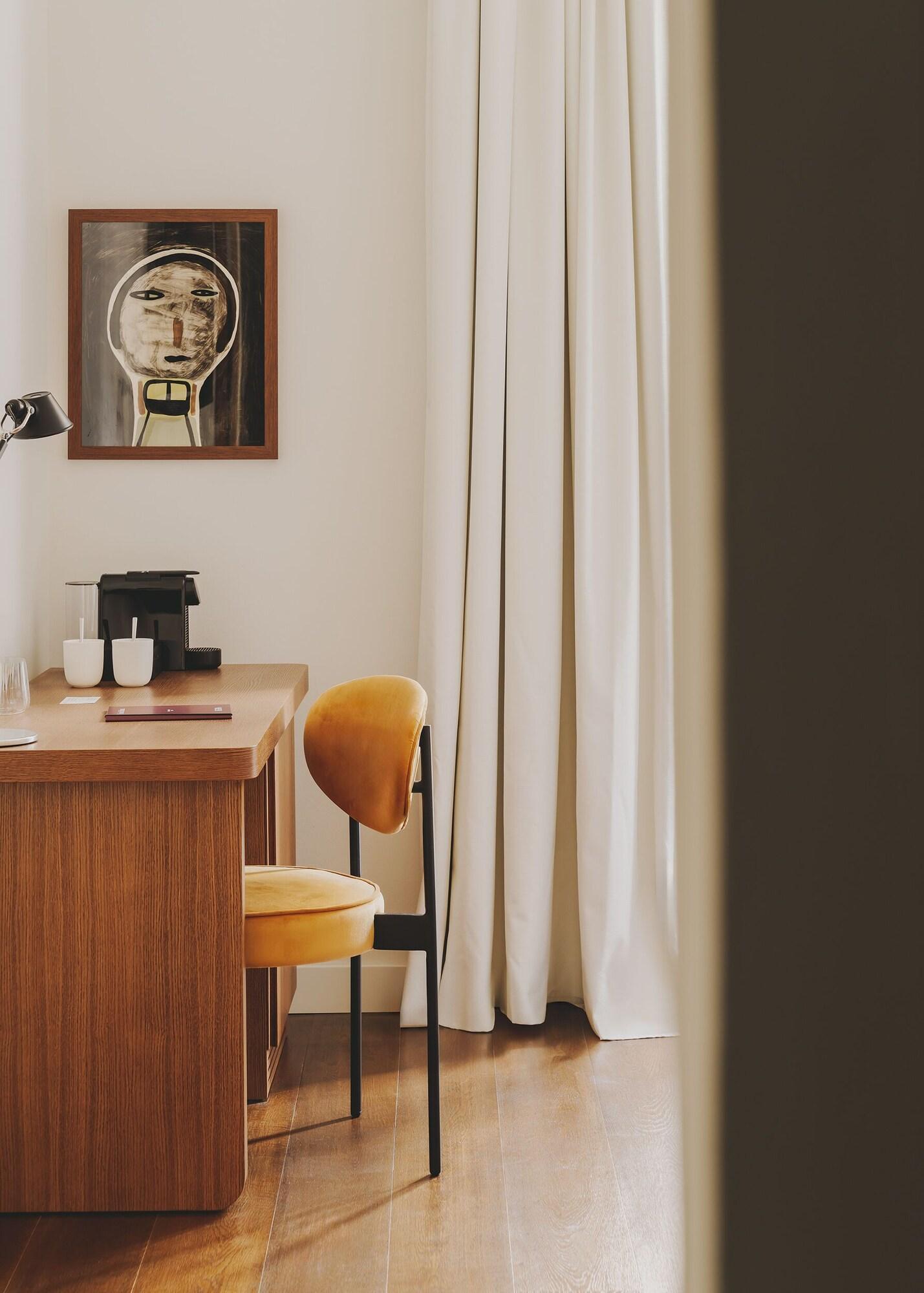 Double Single City View Queen Bed