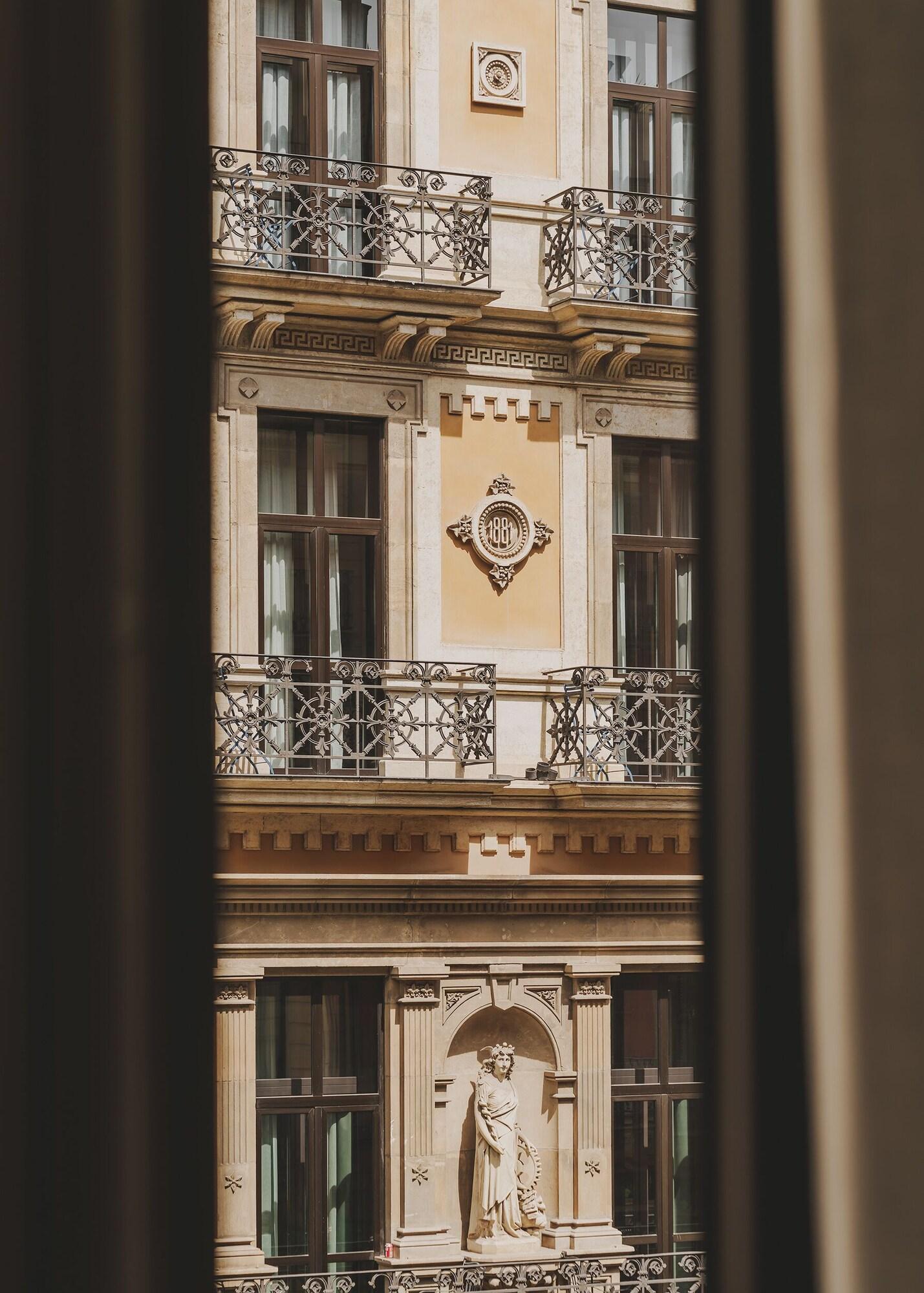 Double Single City View Queen Bed