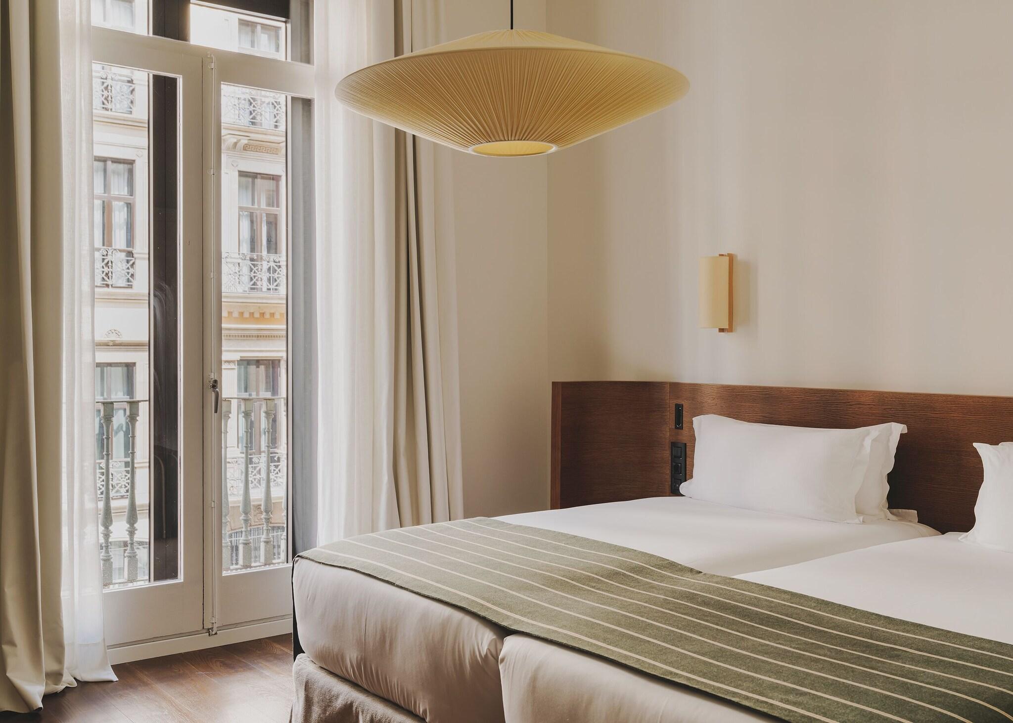 Double Single City View Queen Bed