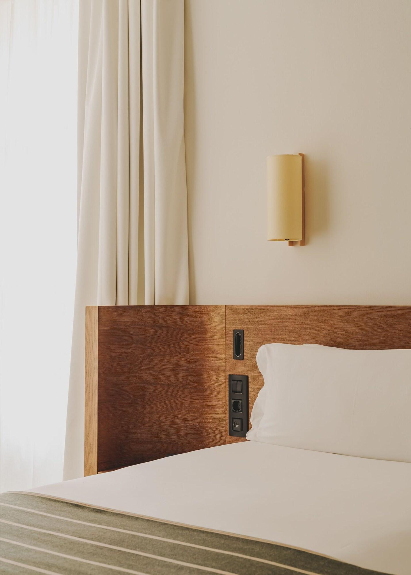 Double Single City View Queen Bed