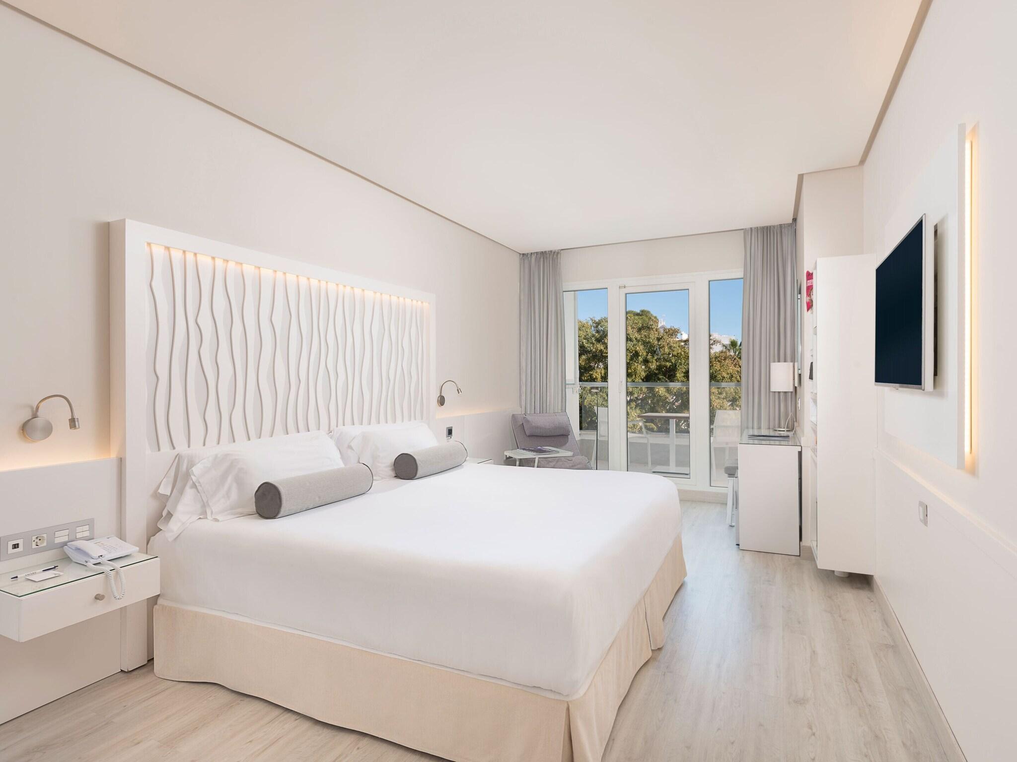 Twin Partial Sea View