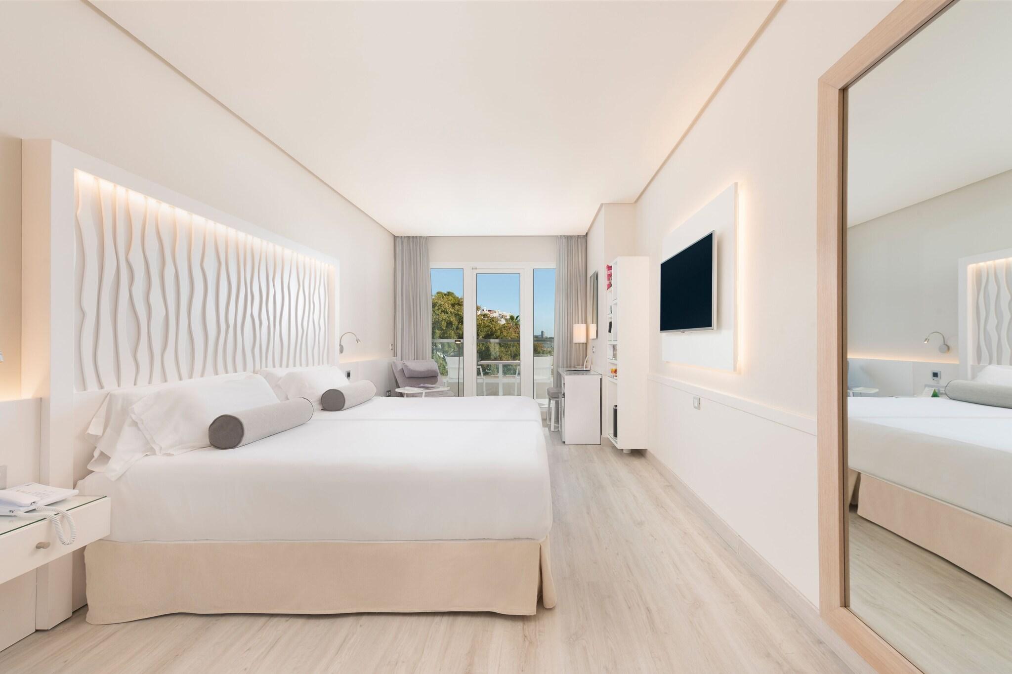 Twin Partial Sea View