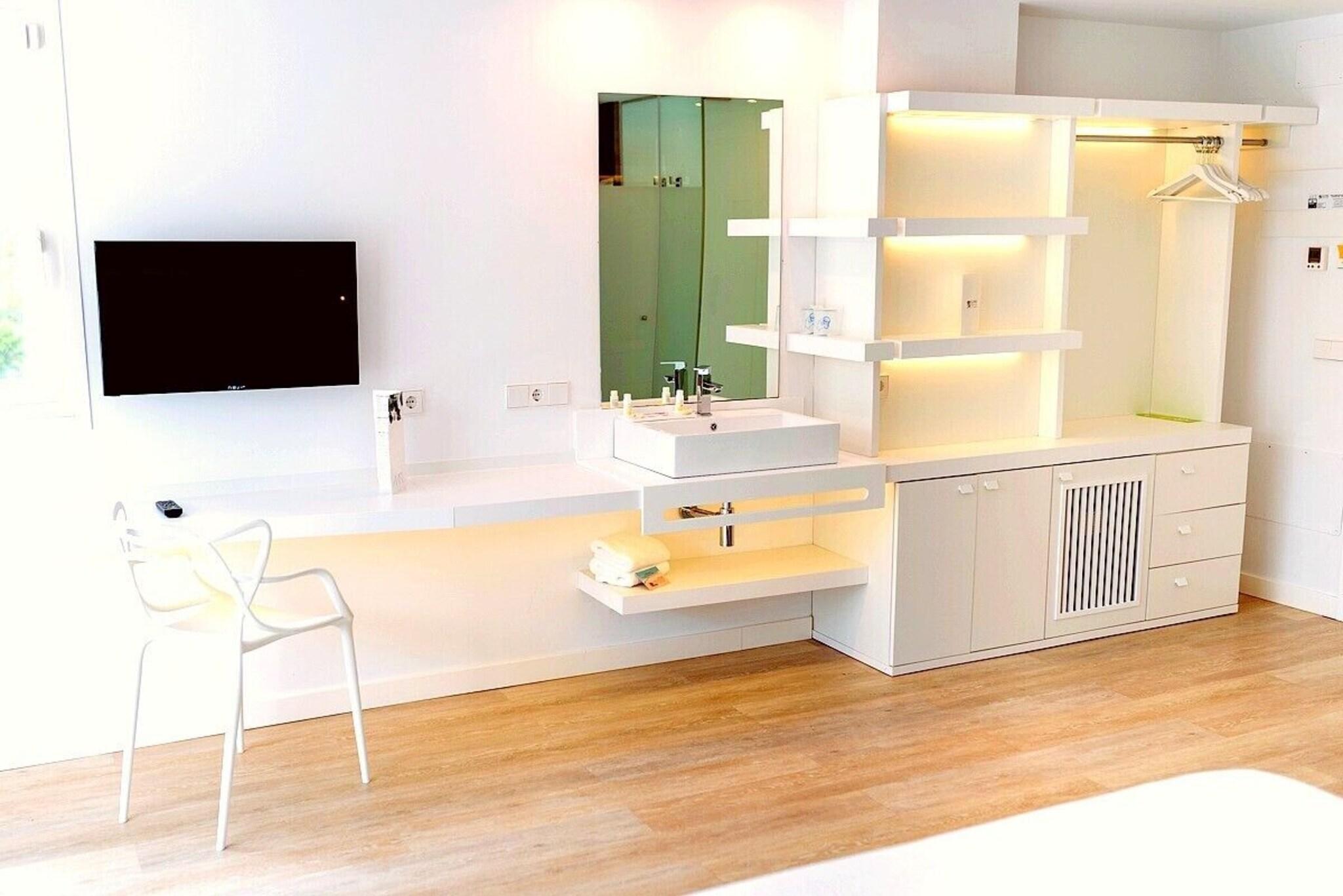 Family Room Queen Size Bed