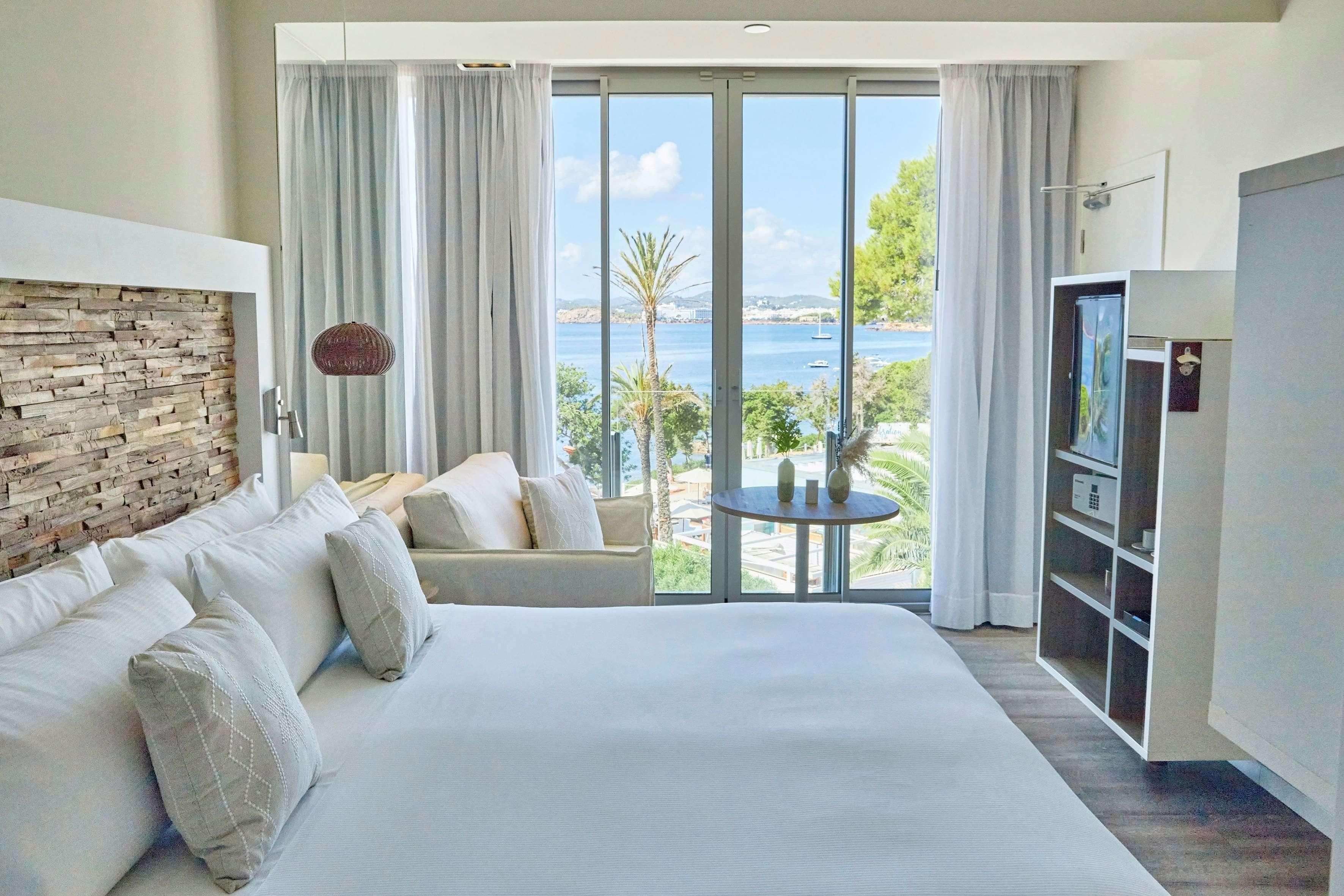 Room Connecting Room