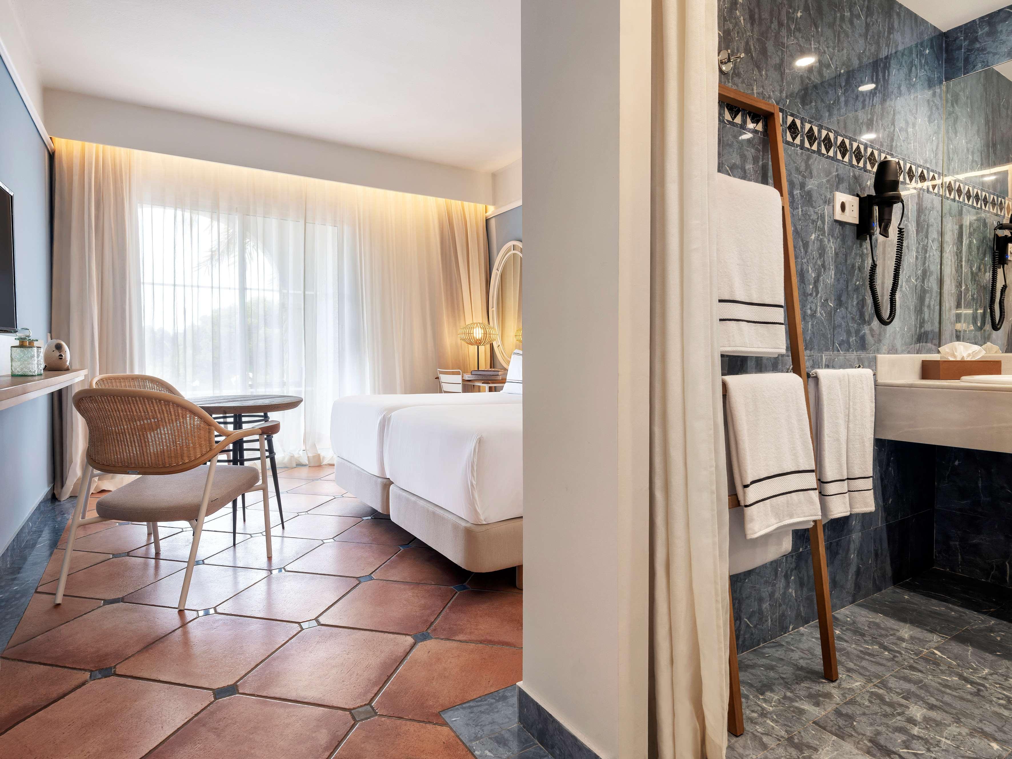 Room Connecting Room