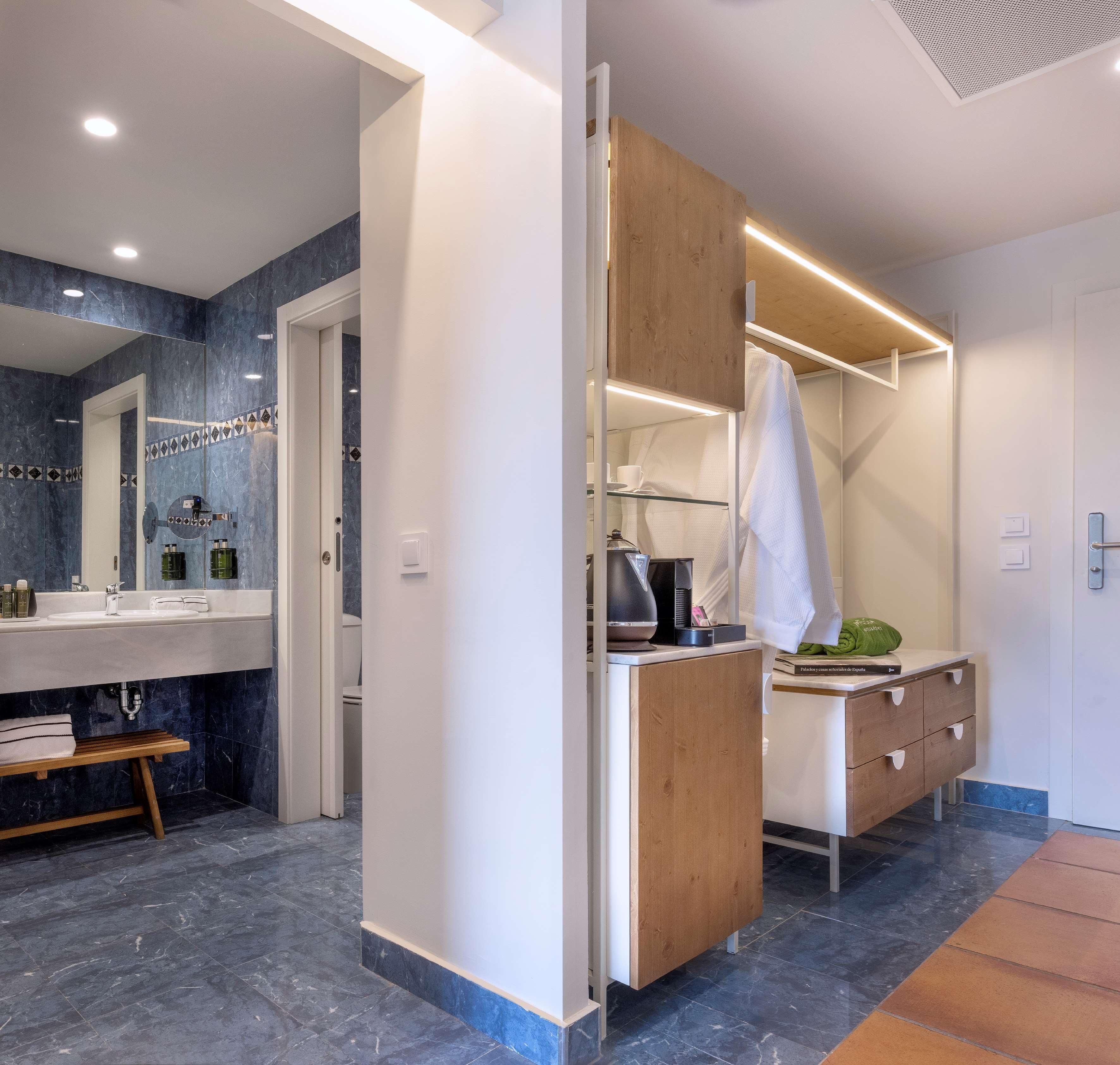 Room Connecting Room