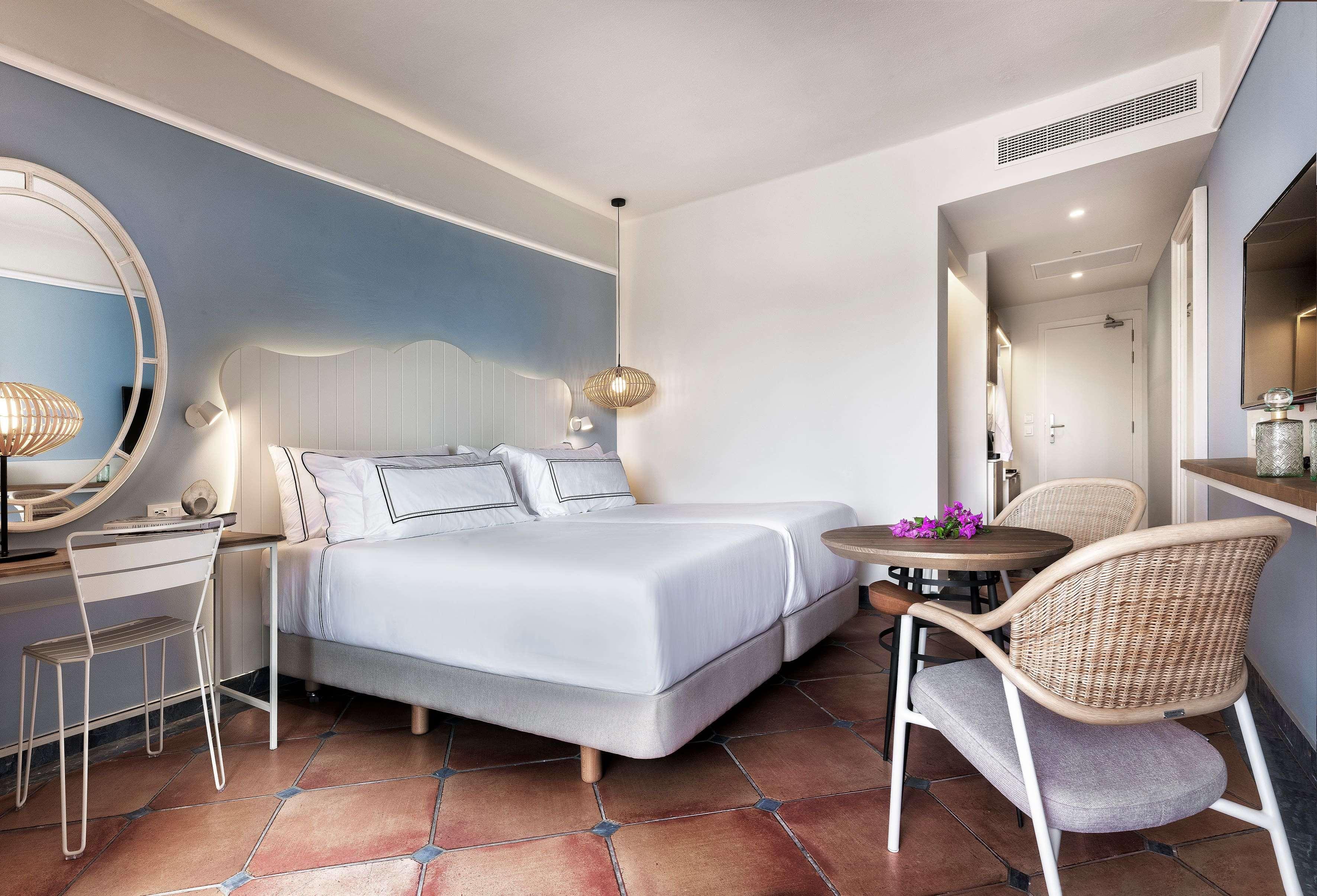 Room Connecting Room