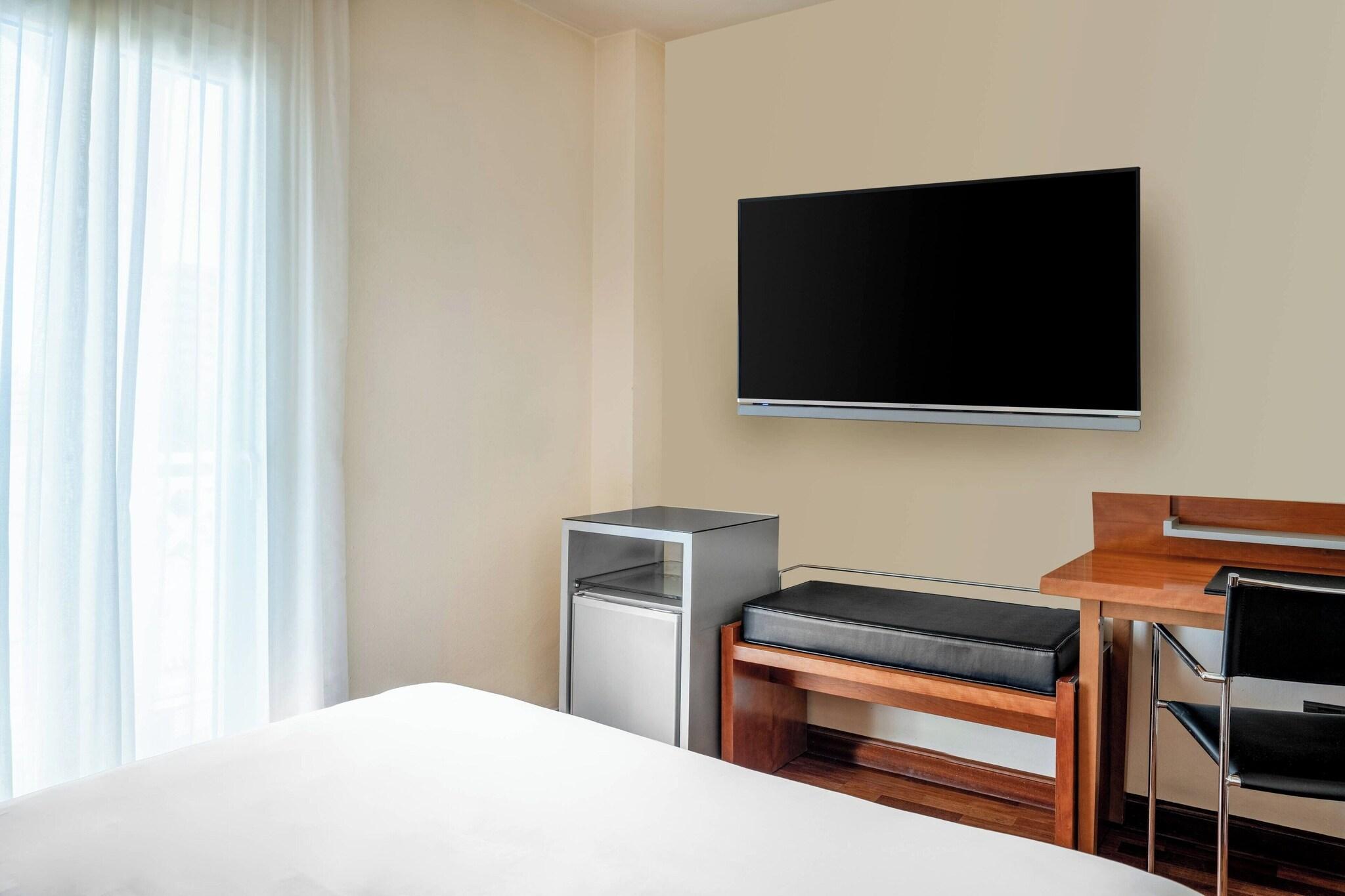 Double City View Queen Bed