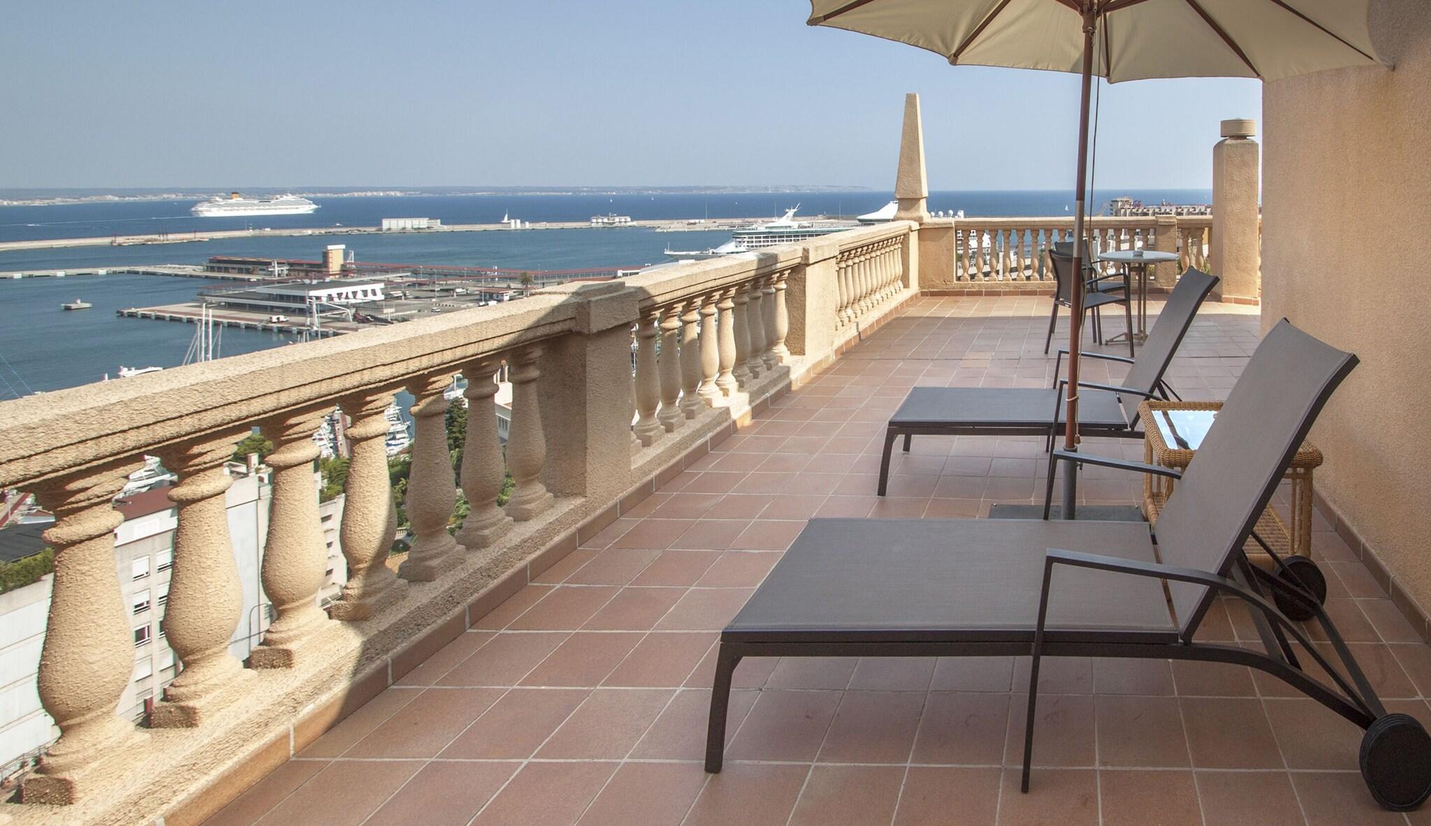 Junior Suite Queen Size Bed