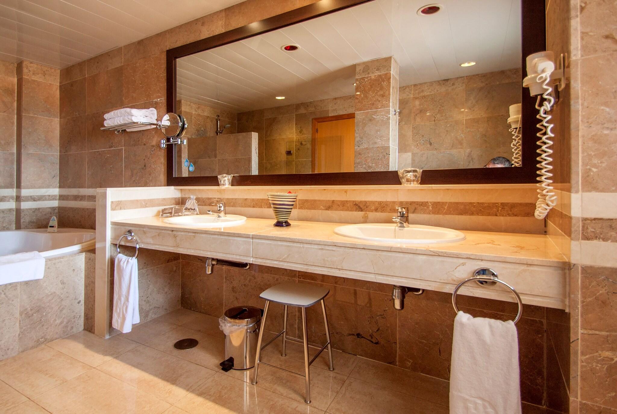 Junior Suite Queen Size Bed