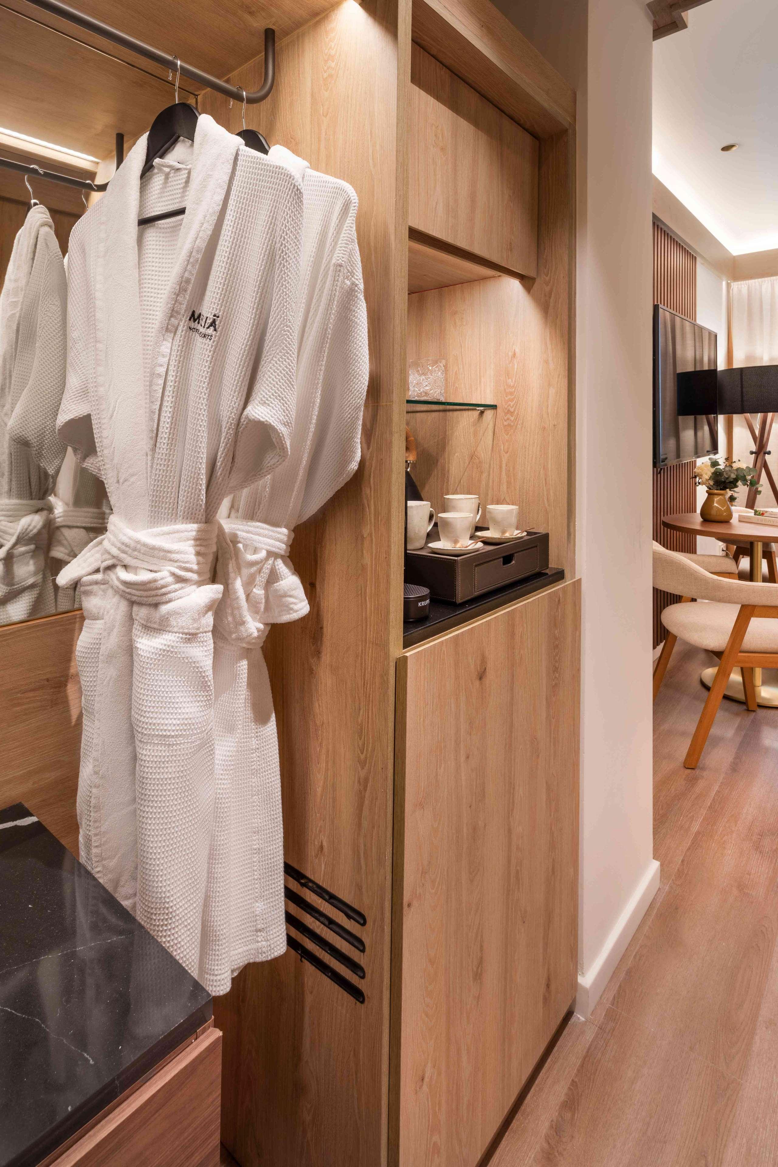 Room Connecting Room