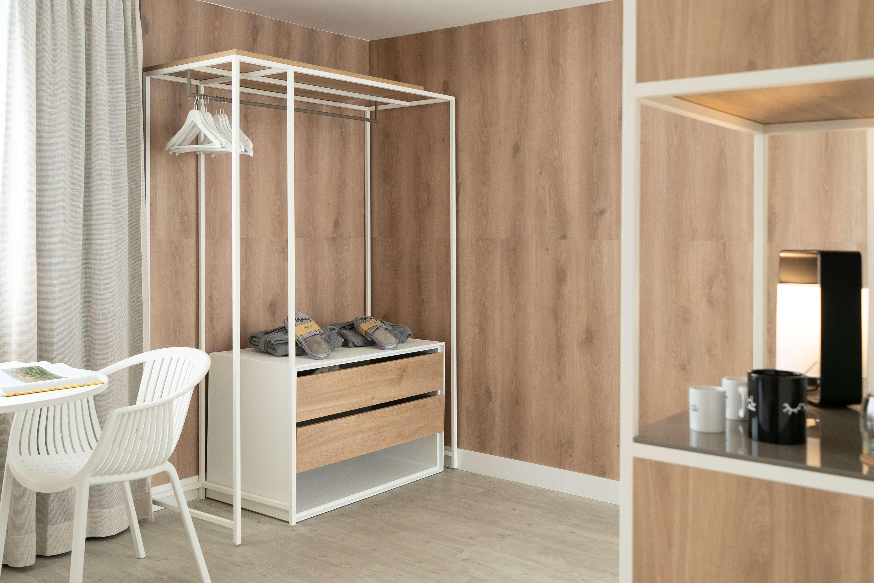 Room Connecting Room