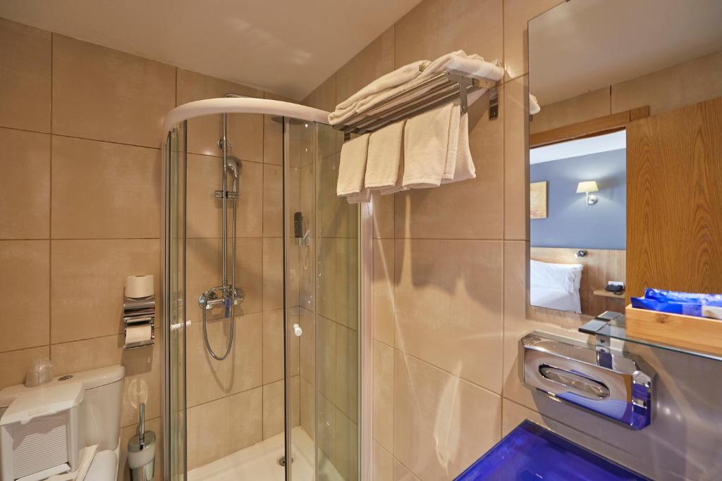 Family Room Capacity 2