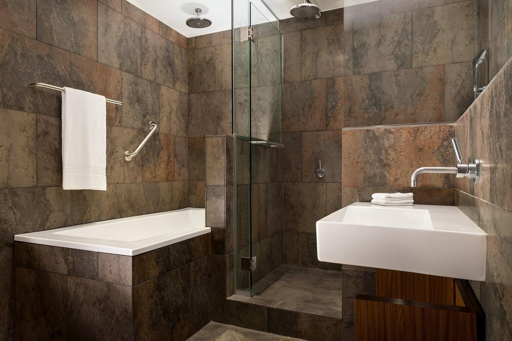 Suite City View King Bed